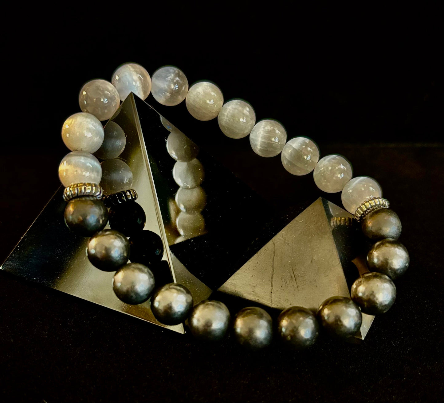 Pulsera de Intención Protectora – Pulsera Energética de Shungita y Selenita
