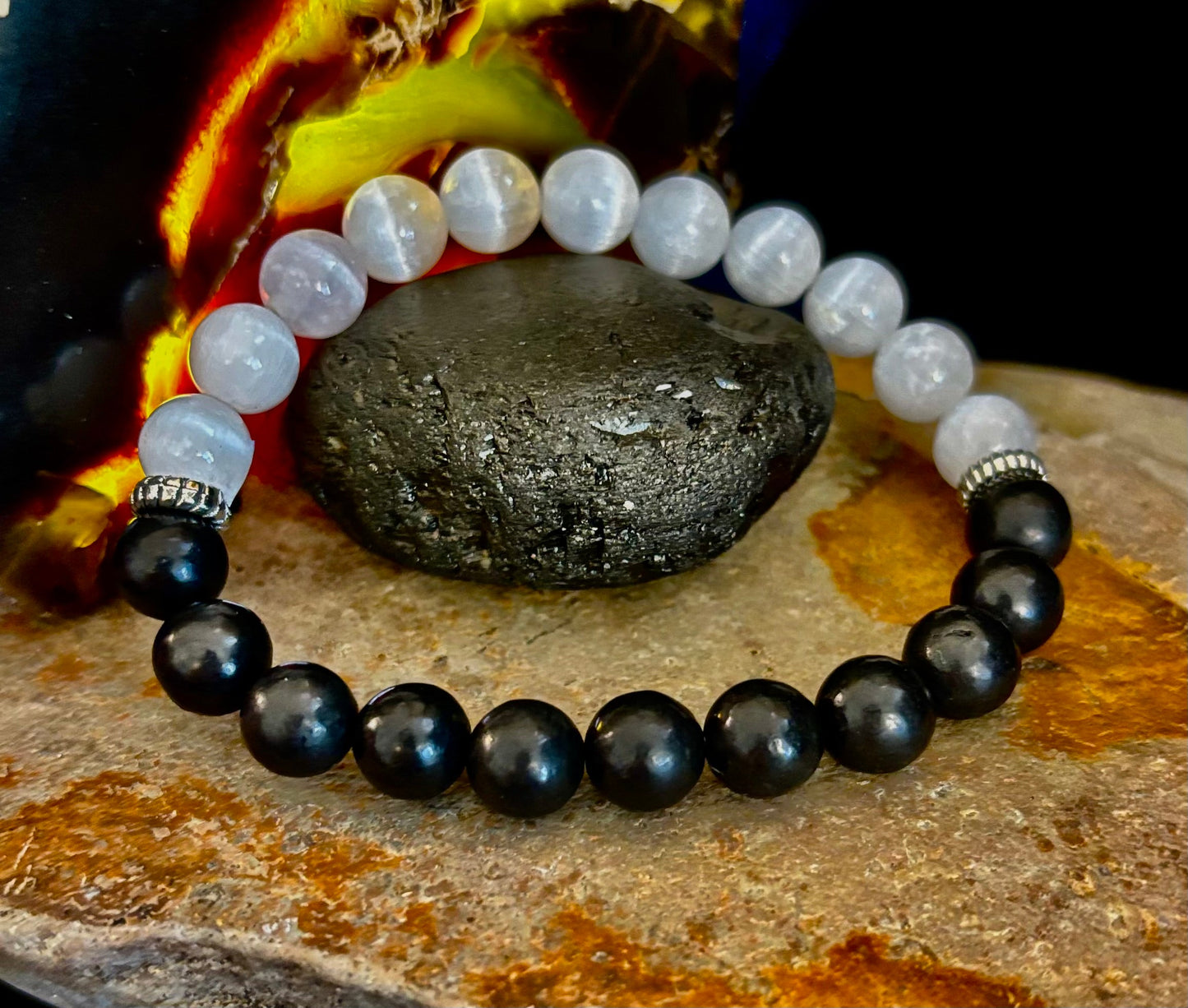 Pulsera de Intención Protectora – Pulsera Energética de Shungita y Selenita