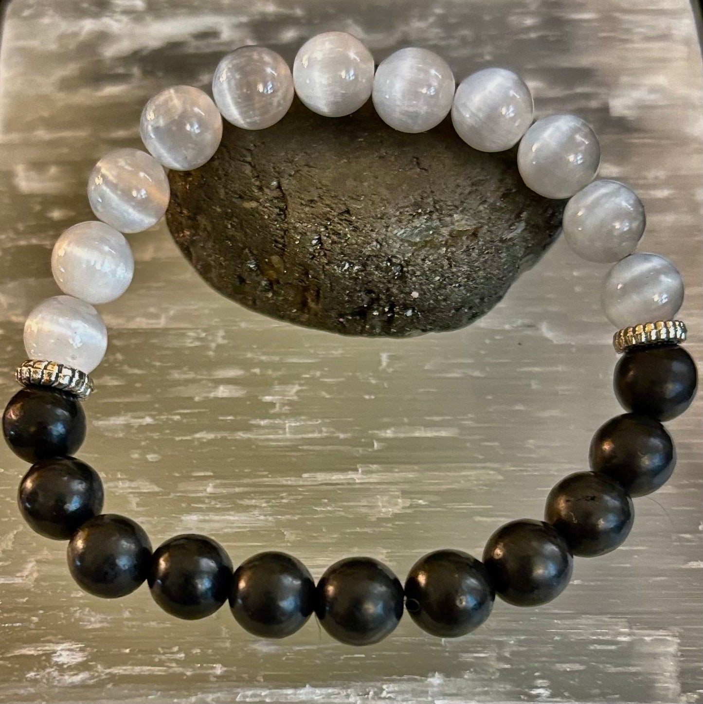 Pulsera de Intención Protectora – Pulsera Energética de Shungita y Selenita