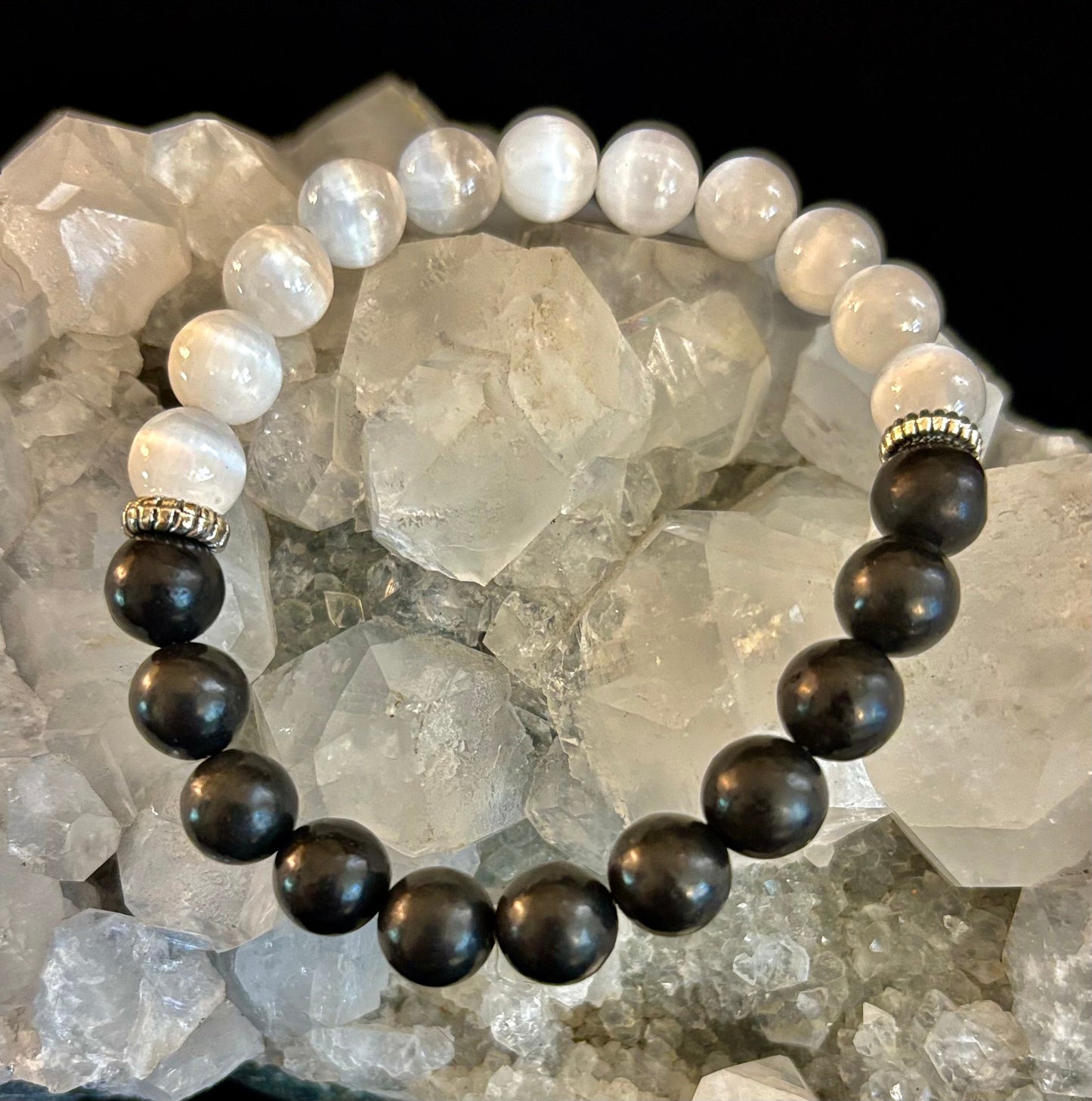 Pulsera de Intención Protectora – Pulsera Energética de Shungita y Selenita