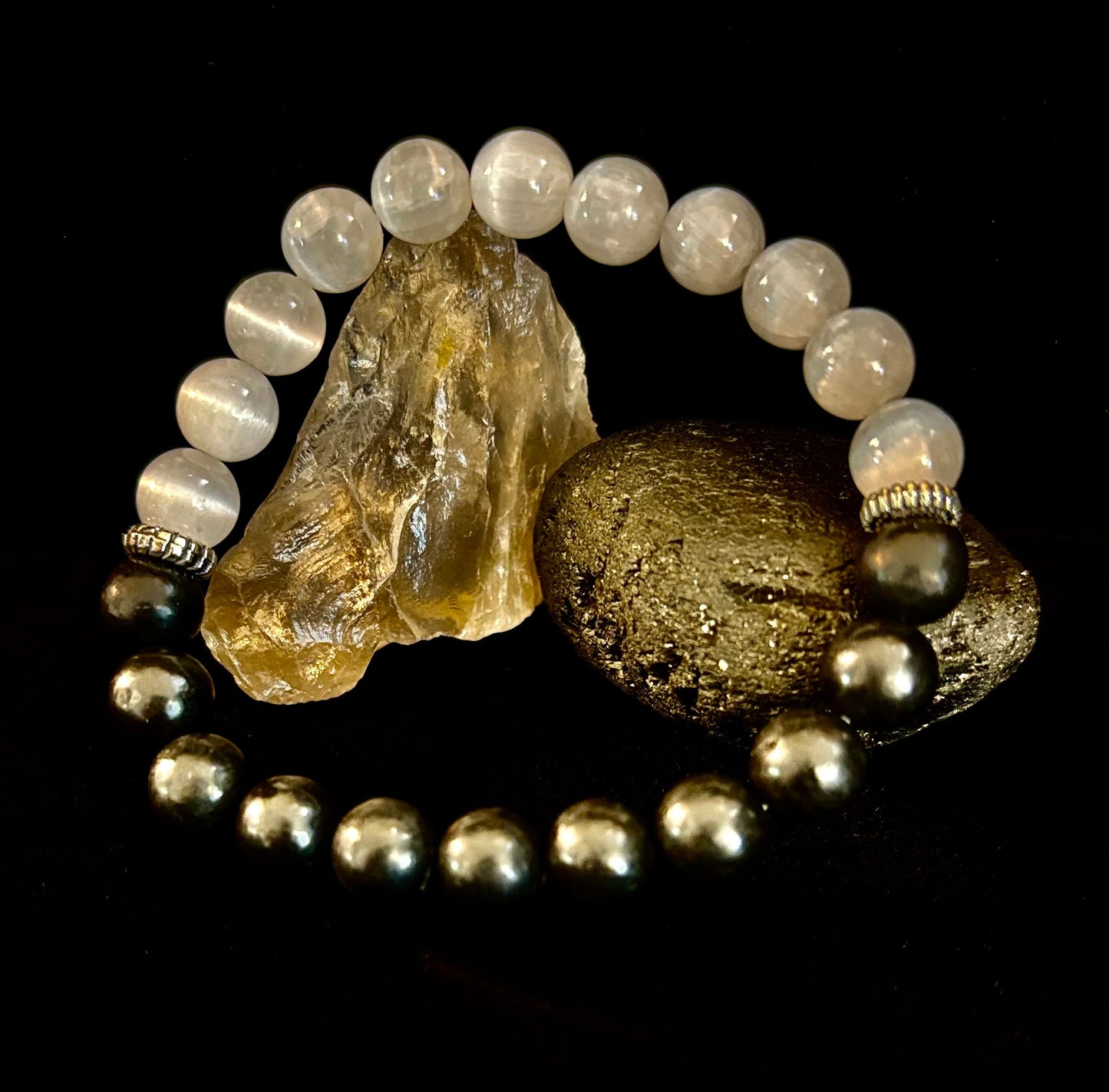 Pulsera de Intención Protectora – Pulsera Energética de Shungita y Selenita