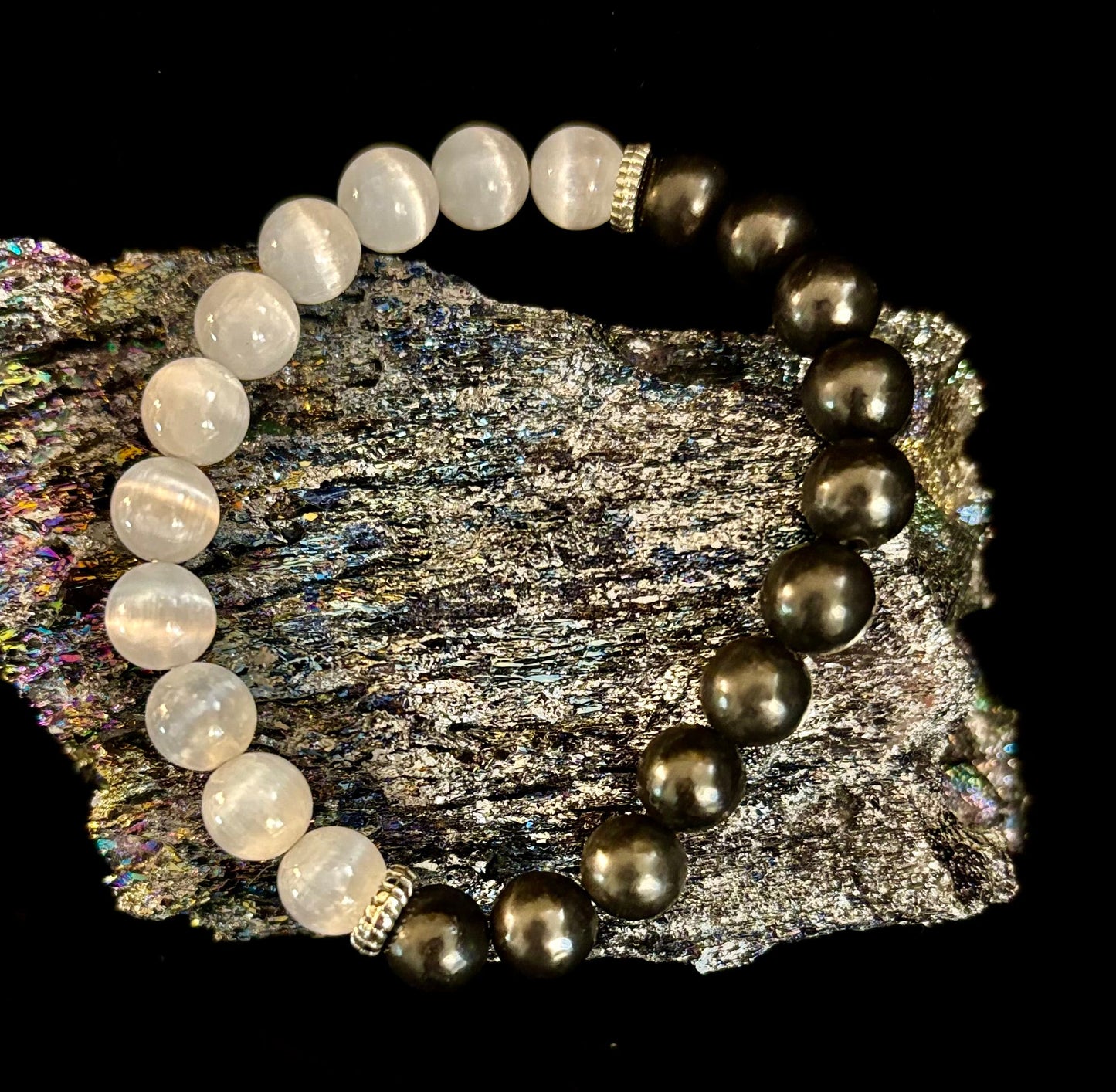 Pulsera de Intención Protectora – Pulsera Energética de Shungita y Selenita