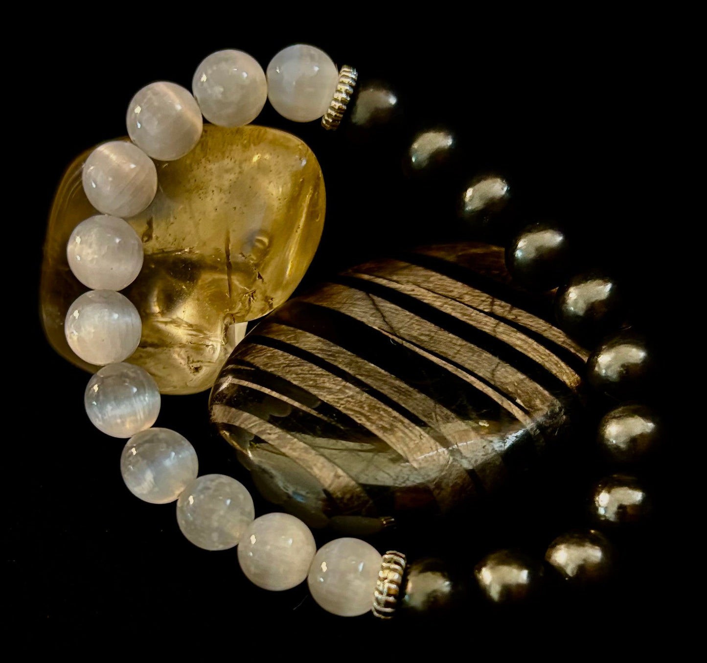 Pulsera de Intención Protectora – Pulsera Energética de Shungita y Selenita