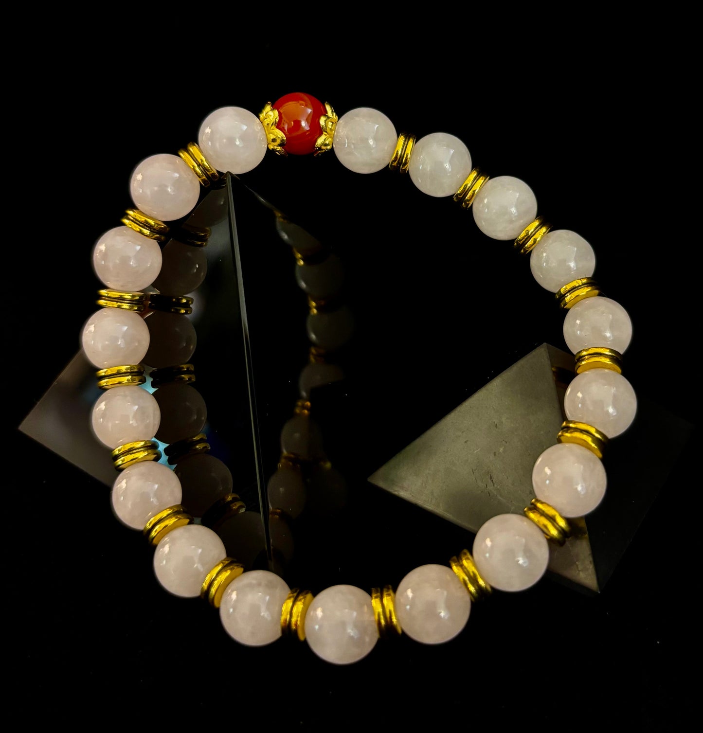 Pulsera El Amor te Rodea – Cuarzo Rosa y Cornalina Listada con Acentos Dorados