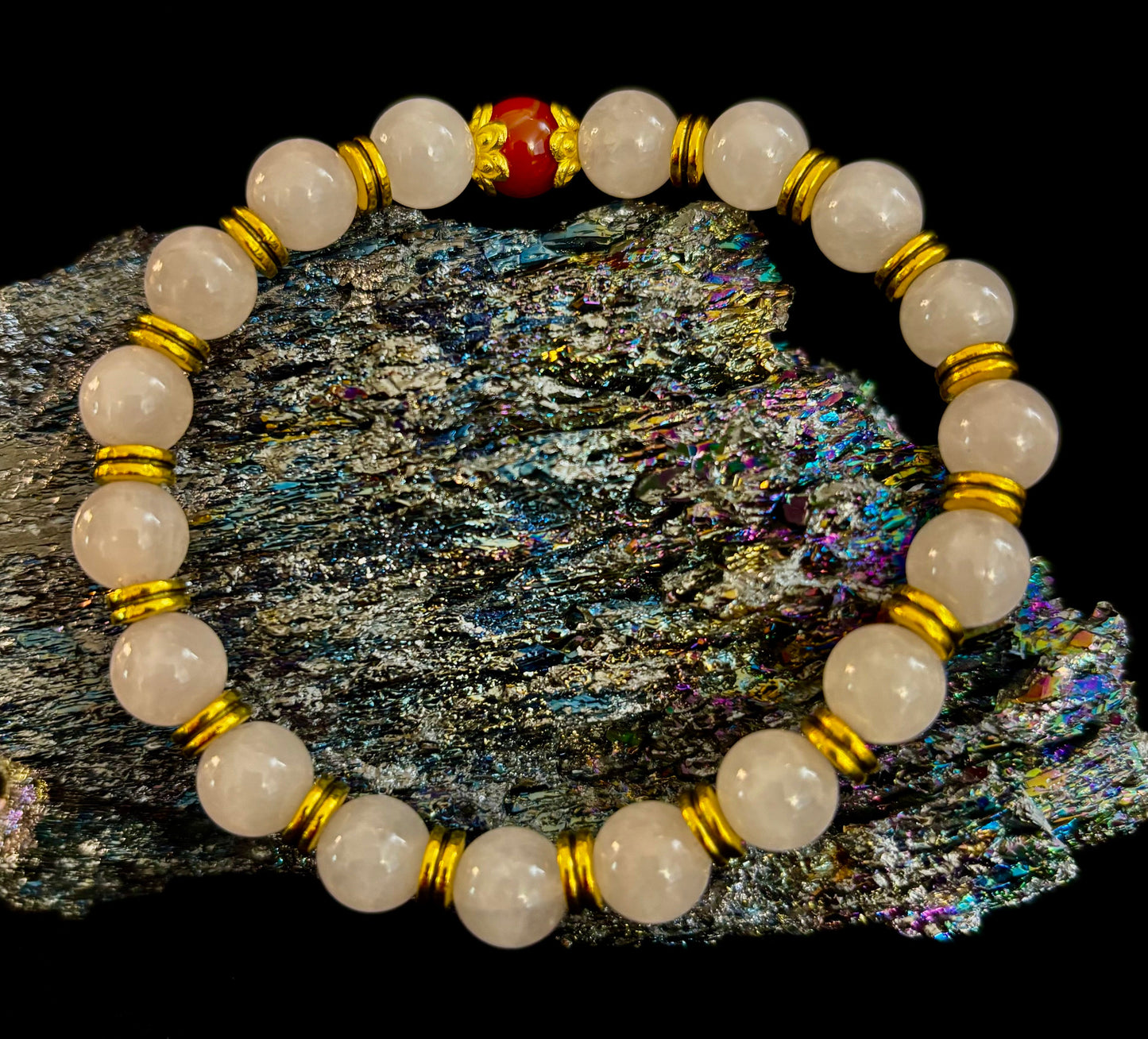 Pulsera El Amor te Rodea – Cuarzo Rosa y Cornalina Listada con Acentos Dorados