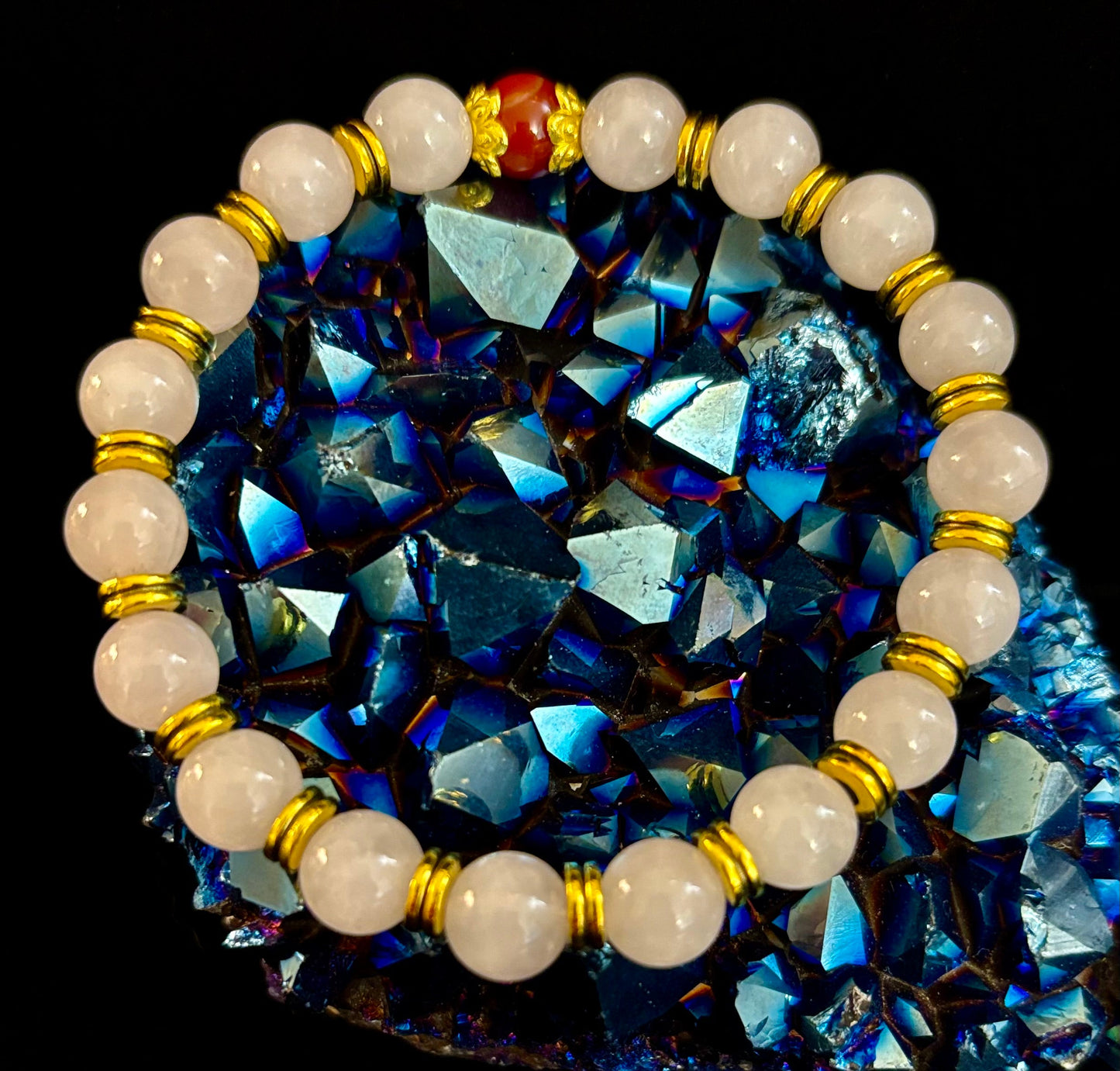 Pulsera El Amor te Rodea – Cuarzo Rosa y Cornalina Listada con Acentos Dorados