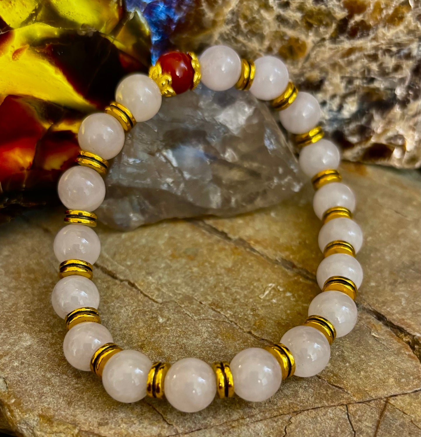 Pulsera El Amor te Rodea – Cuarzo Rosa y Cornalina Listada con Acentos Dorados