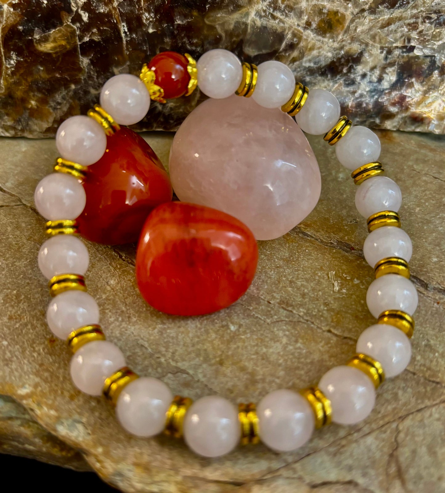 Pulsera El Amor te Rodea – Cuarzo Rosa y Cornalina Listada con Acentos Dorados