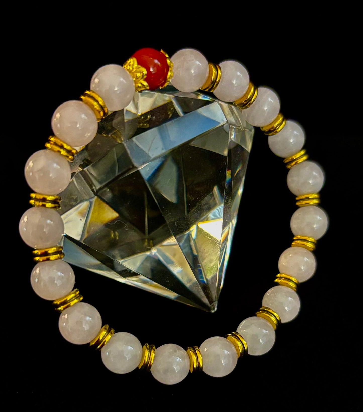 Pulsera El Amor te Rodea – Cuarzo Rosa y Cornalina Listada con Acentos Dorados