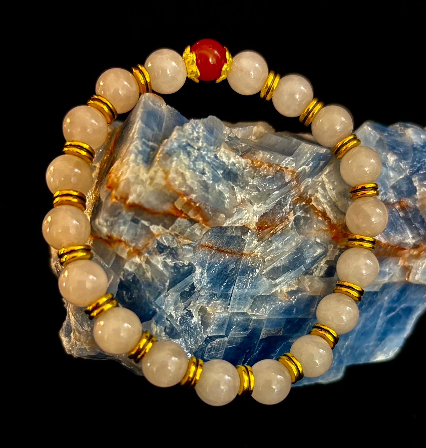 Pulsera El Amor te Rodea – Cuarzo Rosa y Cornalina Listada con Acentos Dorados