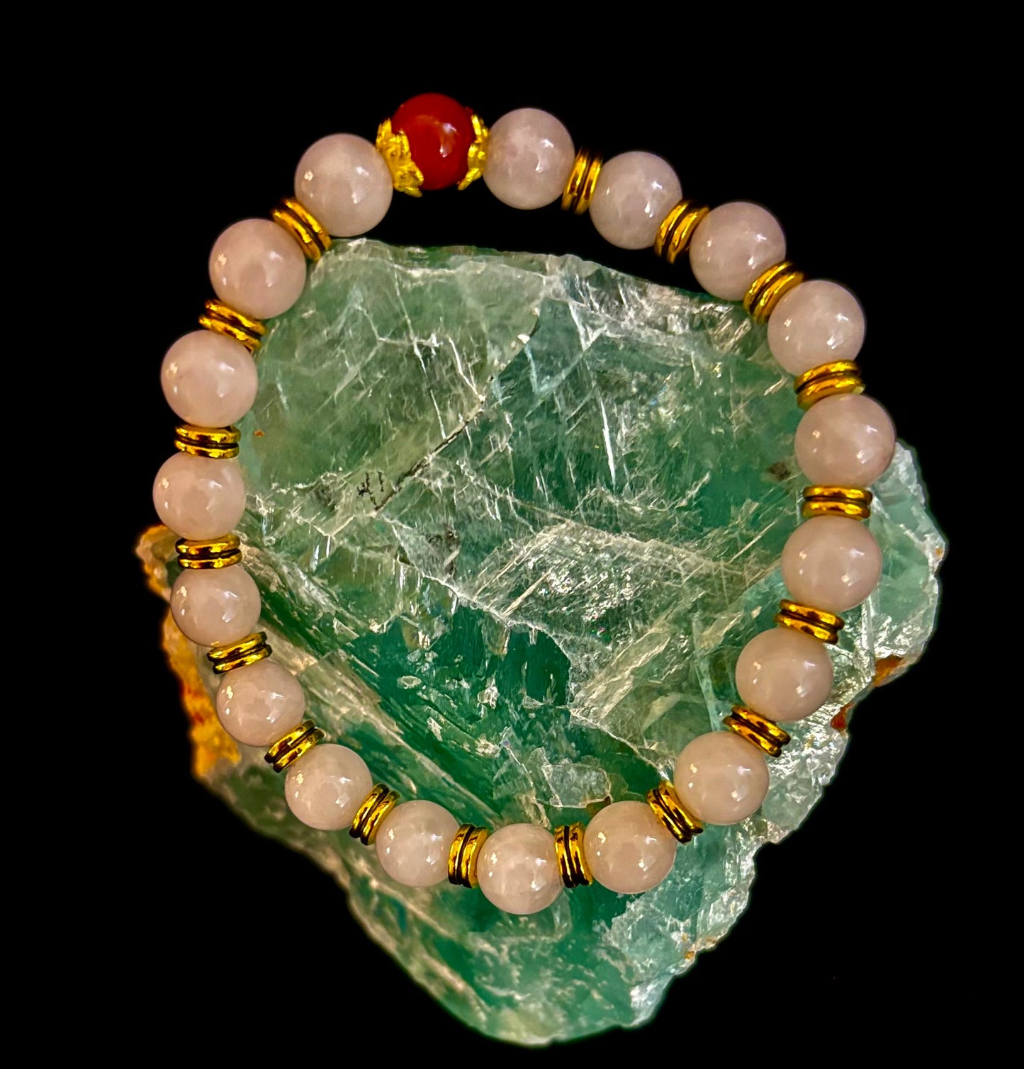 Pulsera El Amor te Rodea – Cuarzo Rosa y Cornalina Listada con Acentos Dorados