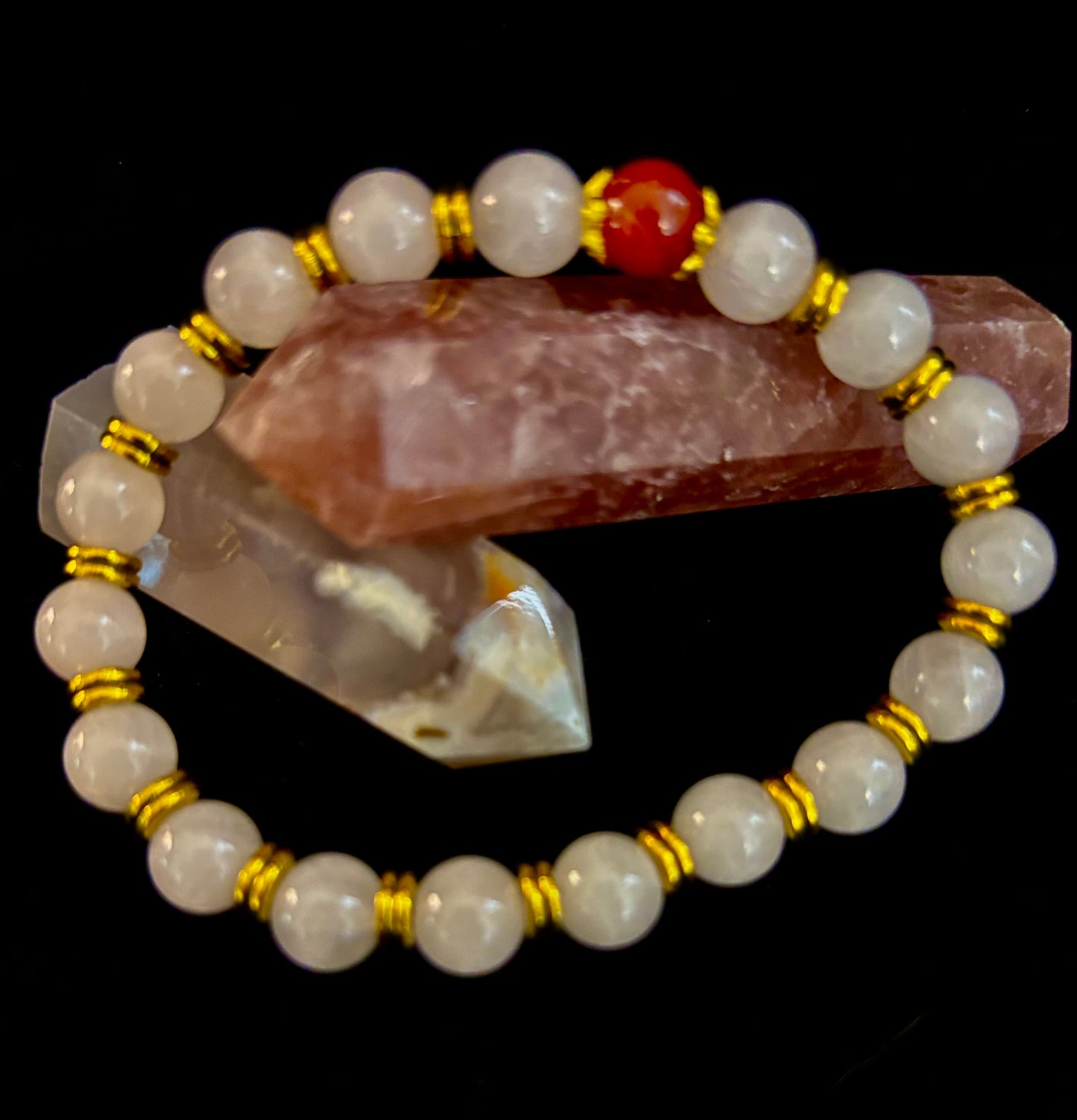 Pulsera El Amor te Rodea – Cuarzo Rosa y Cornalina Listada con Acentos Dorados