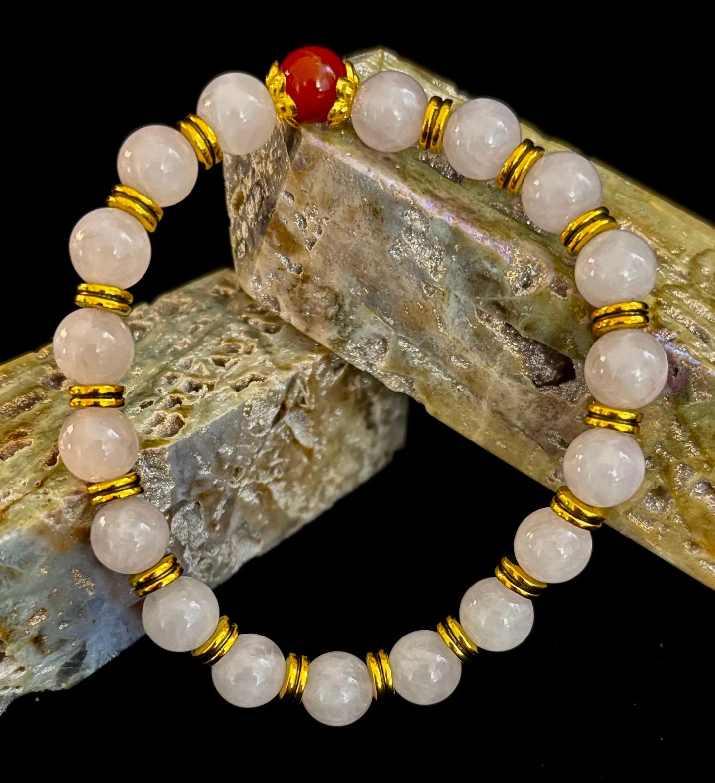Pulsera El Amor te Rodea – Cuarzo Rosa y Cornalina Listada con Acentos Dorados