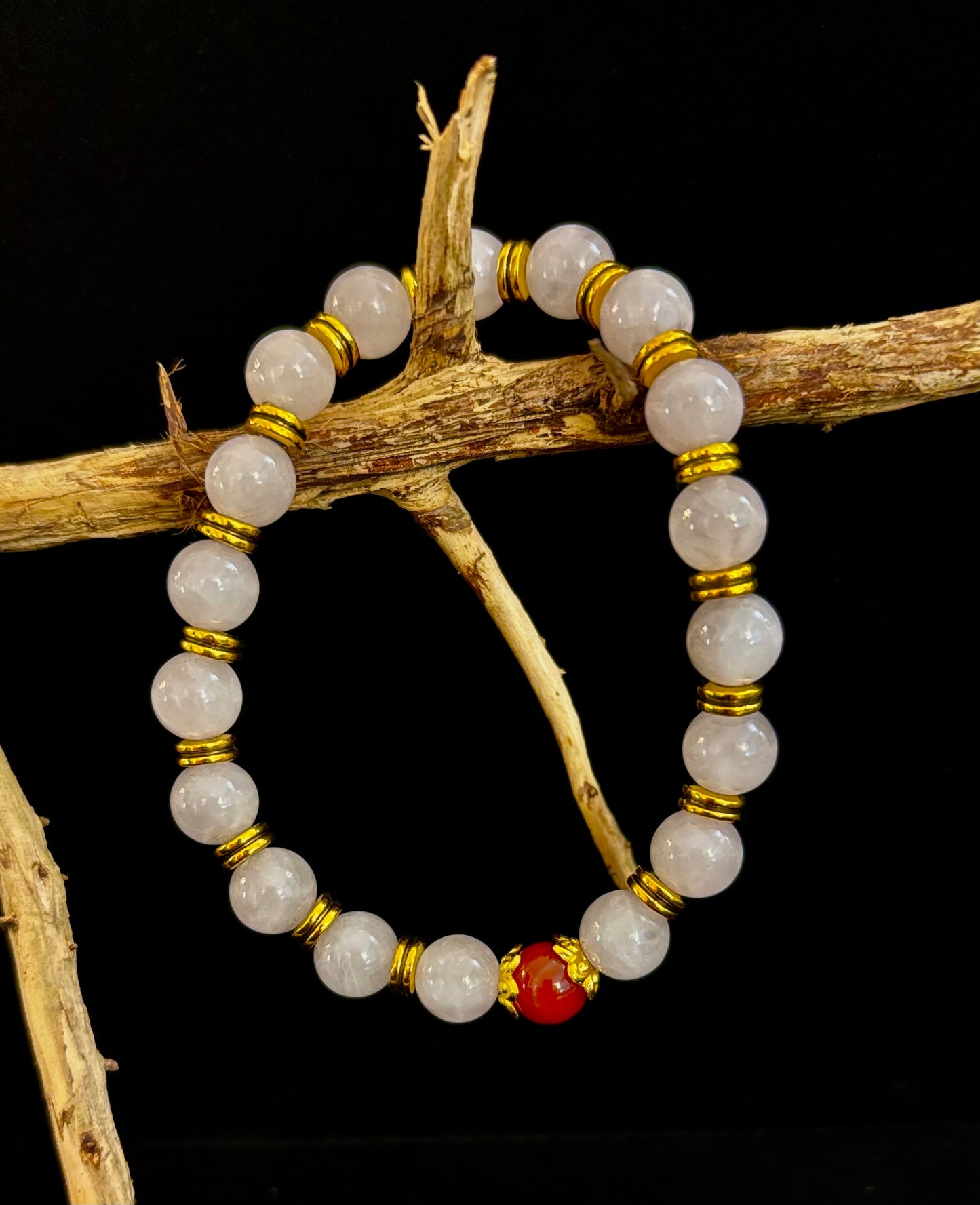 Pulsera El Amor te Rodea – Cuarzo Rosa y Cornalina Listada con Acentos Dorados