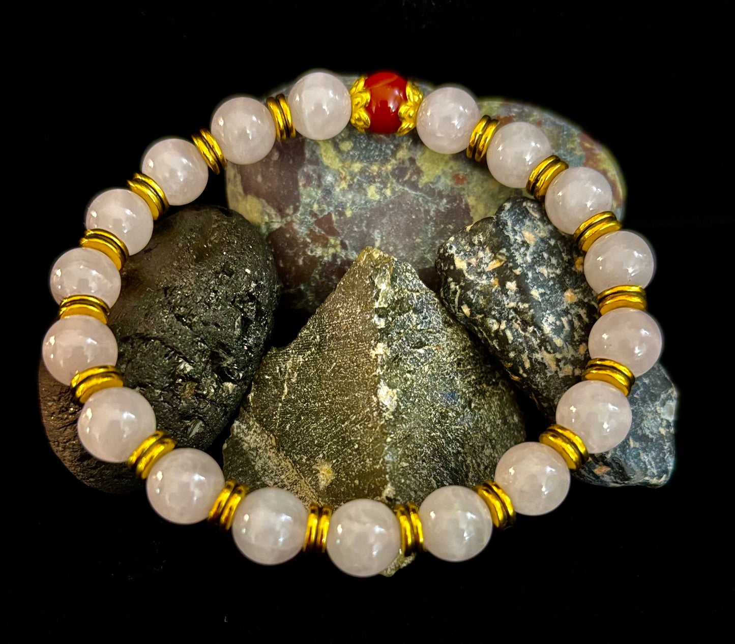 Pulsera El Amor te Rodea – Cuarzo Rosa y Cornalina Listada con Acentos Dorados
