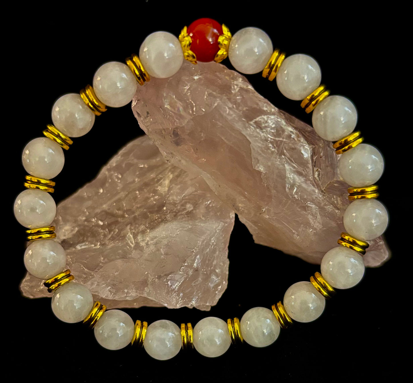 Pulsera El Amor te Rodea – Cuarzo Rosa y Cornalina Listada con Acentos Dorados