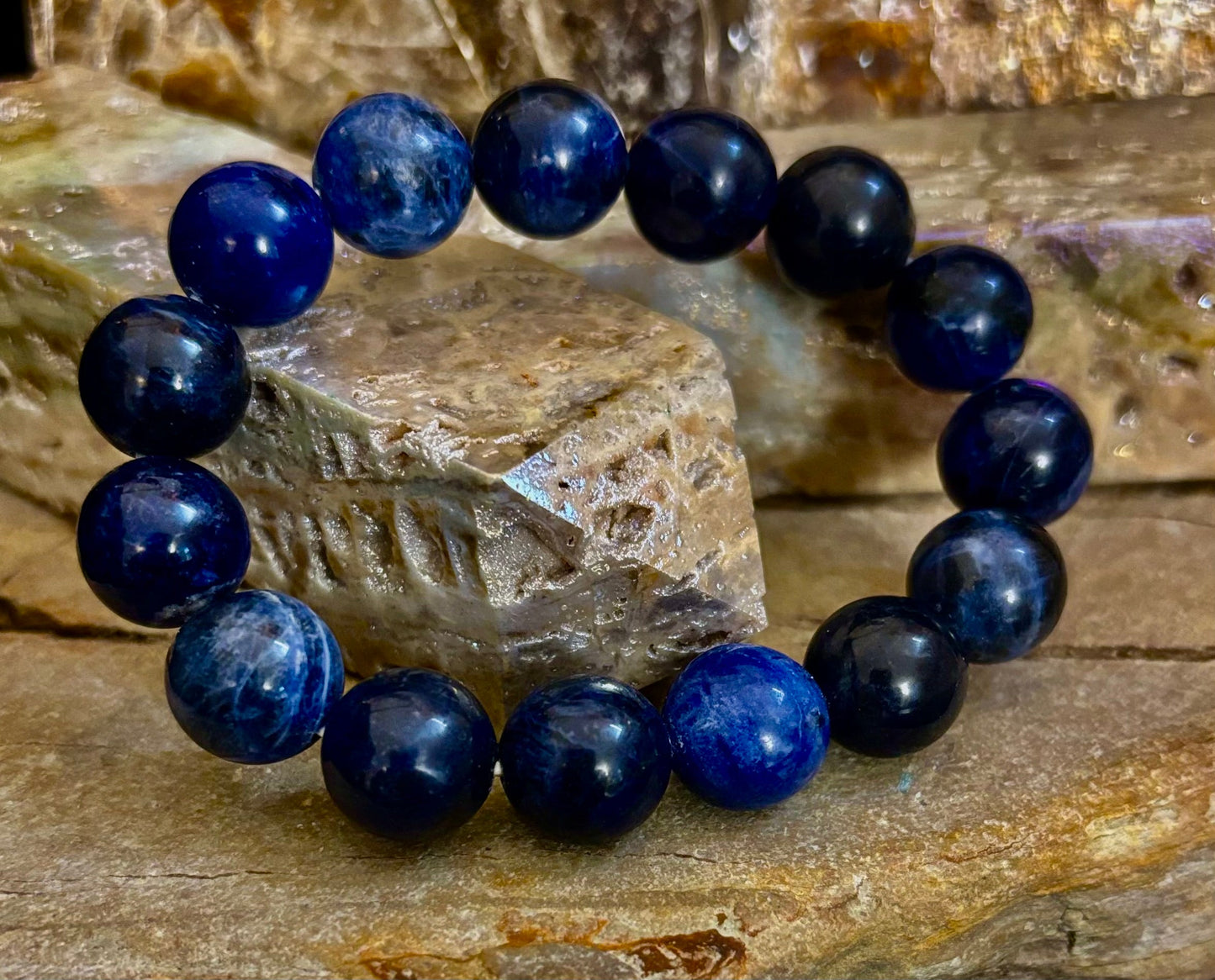 Pulsera de gema de sodalita – Intuición, verdad y equilibrio emocional (opciones de tamaño de muñeca pequeño a grande)