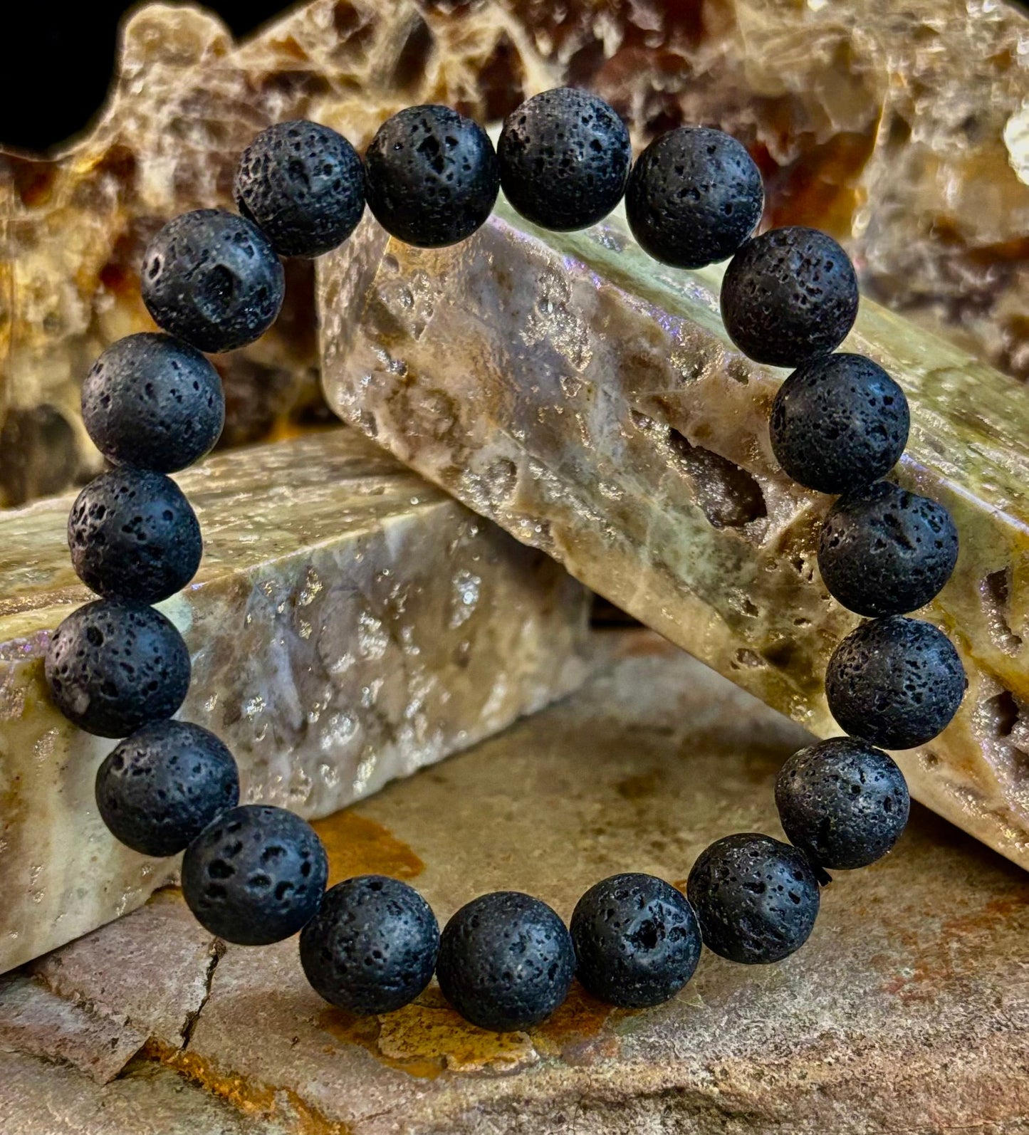 Pulsera Grounded Energy de roca volcánica – Fuerza • Estabilidad • Protección (10 mm, muñecas pequeñas)