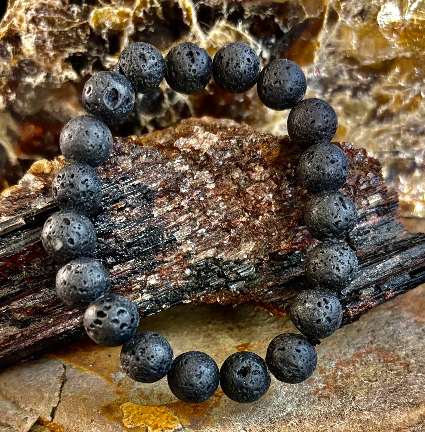 Pulsera Grounded Energy de roca volcánica – Fuerza • Estabilidad • Protección (10 mm, muñecas pequeñas)