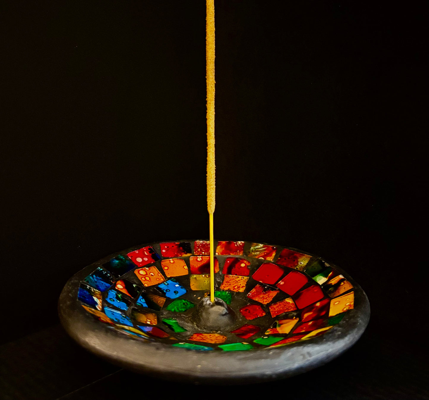 Quemador de Incienso Mosaico Artesanal | Recogedor de Cenizas Arcoíris de Indonesia (12 cm de Ancho)