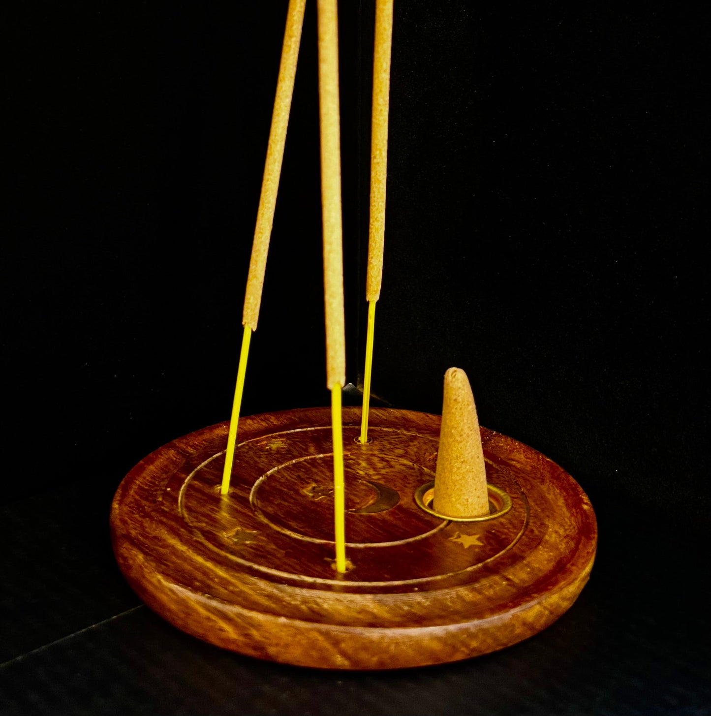 Quemador de incienso de luna y estrellas hecho a mano | Soporte redondo de madera para conos y varillas de la India