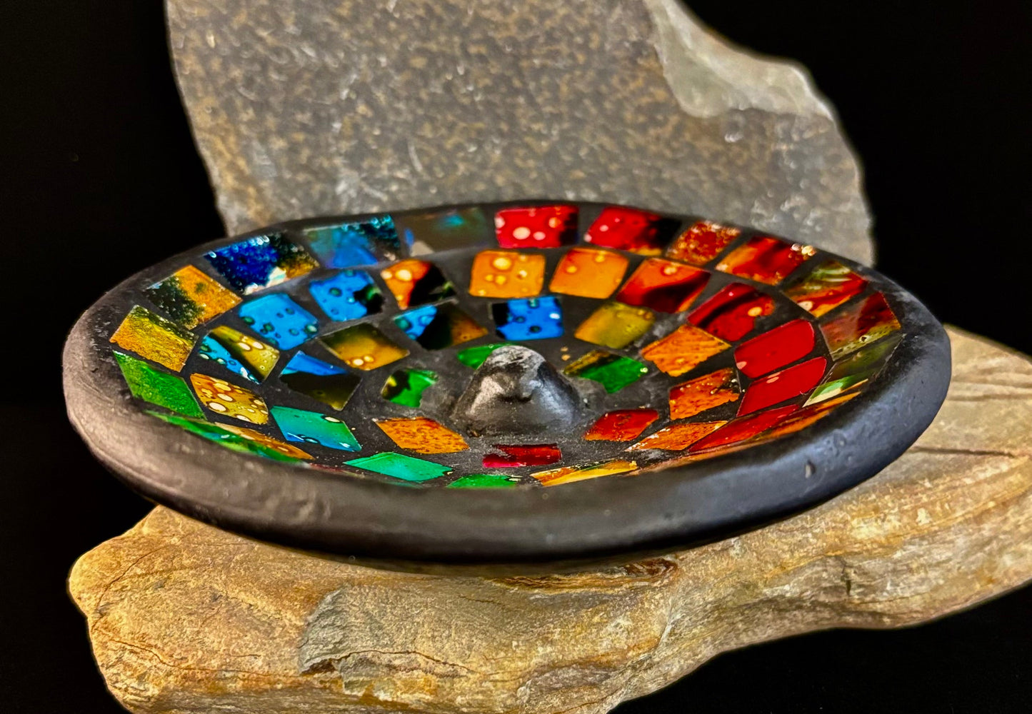 Quemador de Incienso Mosaico Artesanal | Recogedor de Cenizas Arcoíris de Indonesia (12 cm de Ancho)