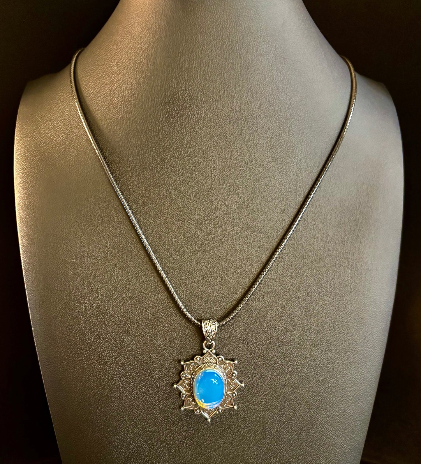 Collar con colgante de piedra lunar y girasol bohemio