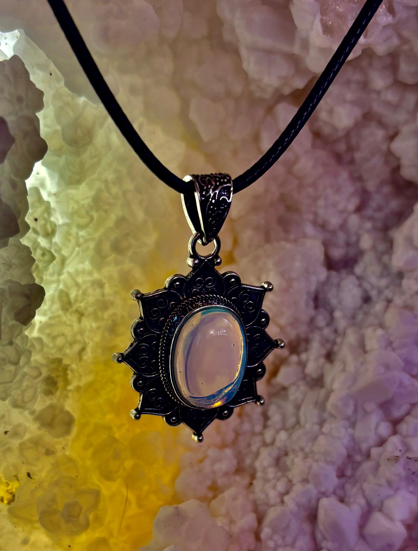 Collar con colgante de piedra lunar y girasol bohemio
