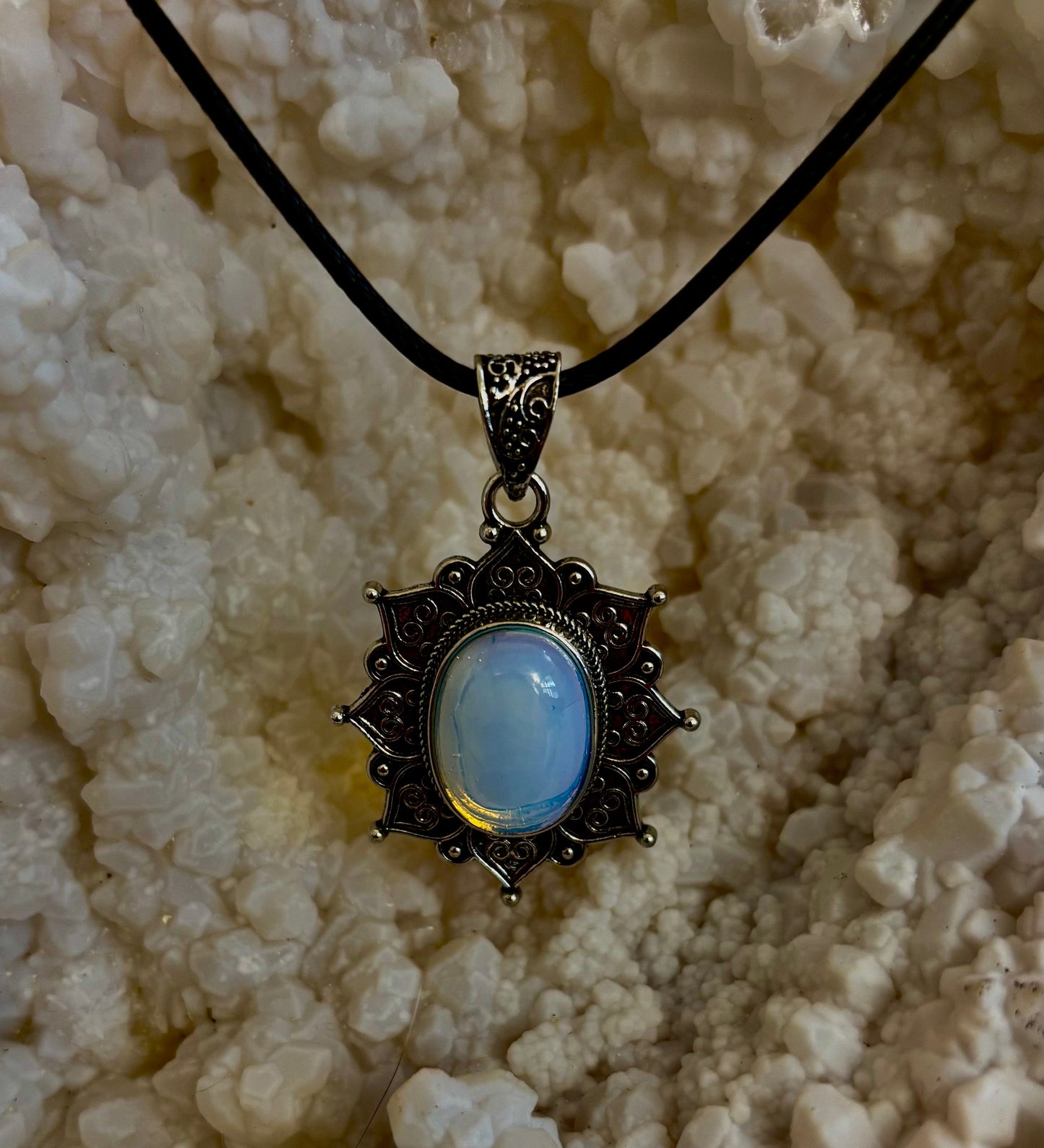 Collar con colgante de piedra lunar y girasol bohemio