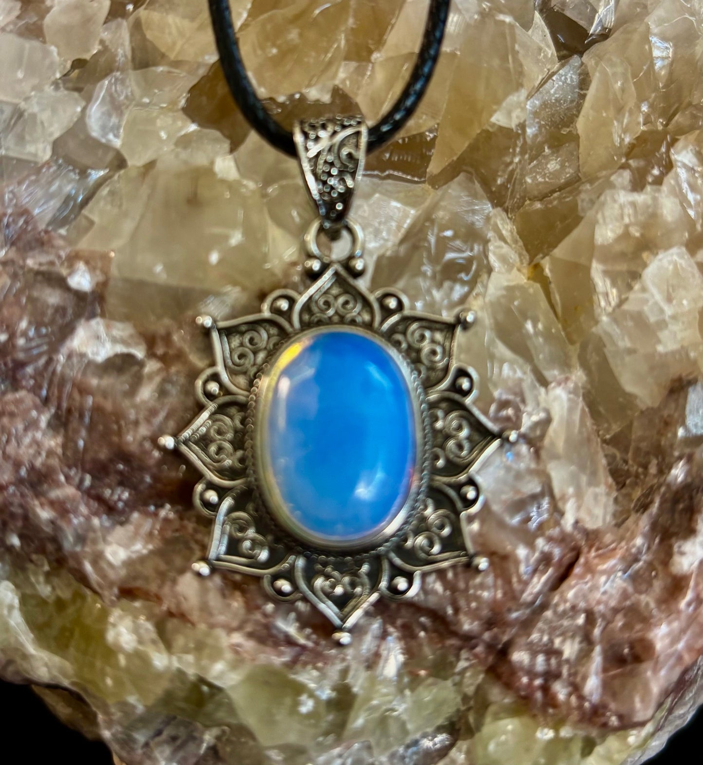 Collar con colgante de piedra lunar y girasol bohemio