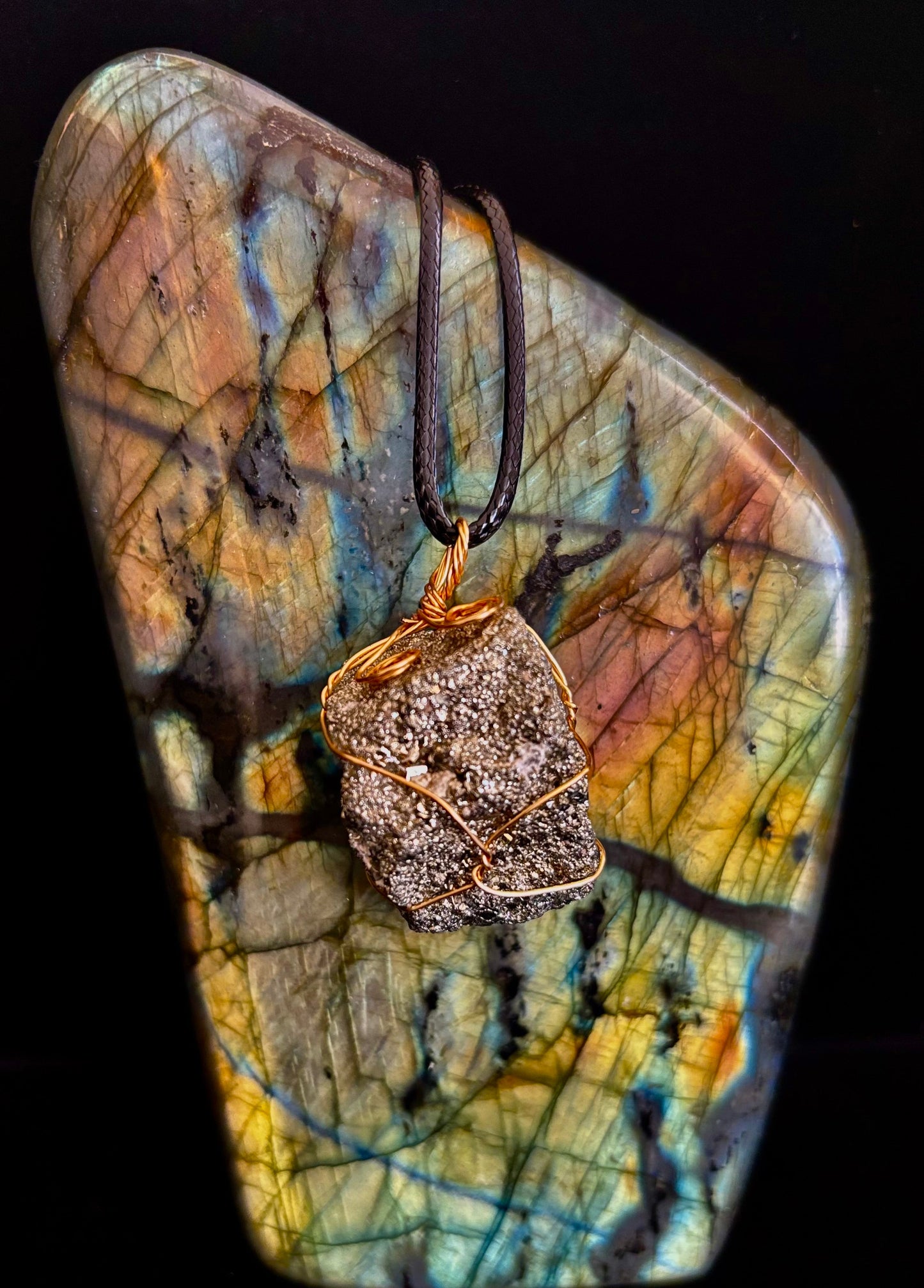 Collar de pirita hecho a mano – Cristal auténtico para la abundancia y la fuerza