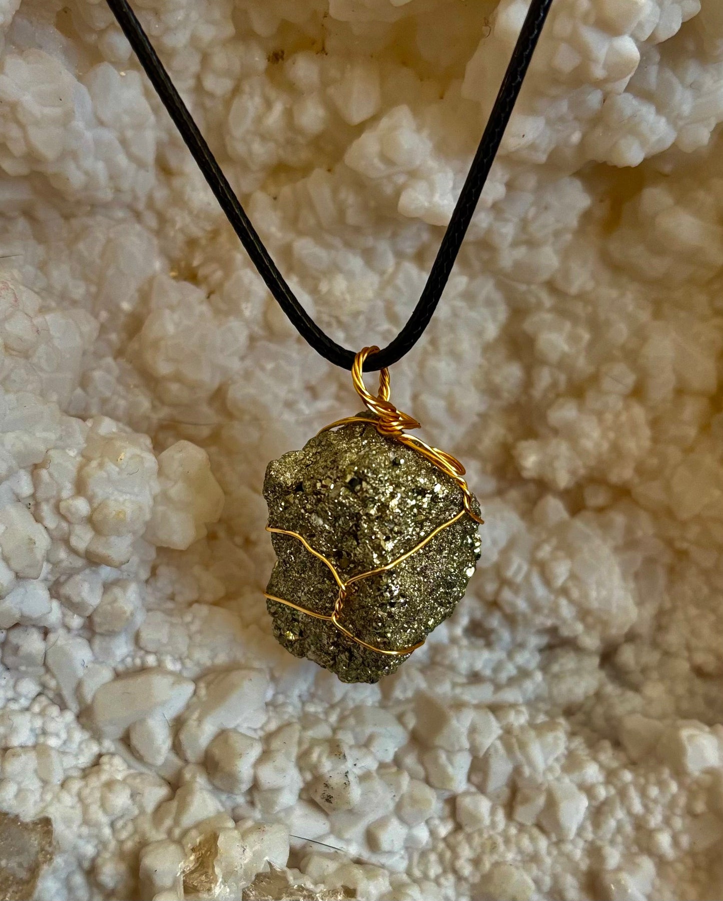 Collar de pirita hecho a mano – Cristal auténtico para la abundancia y la fuerza