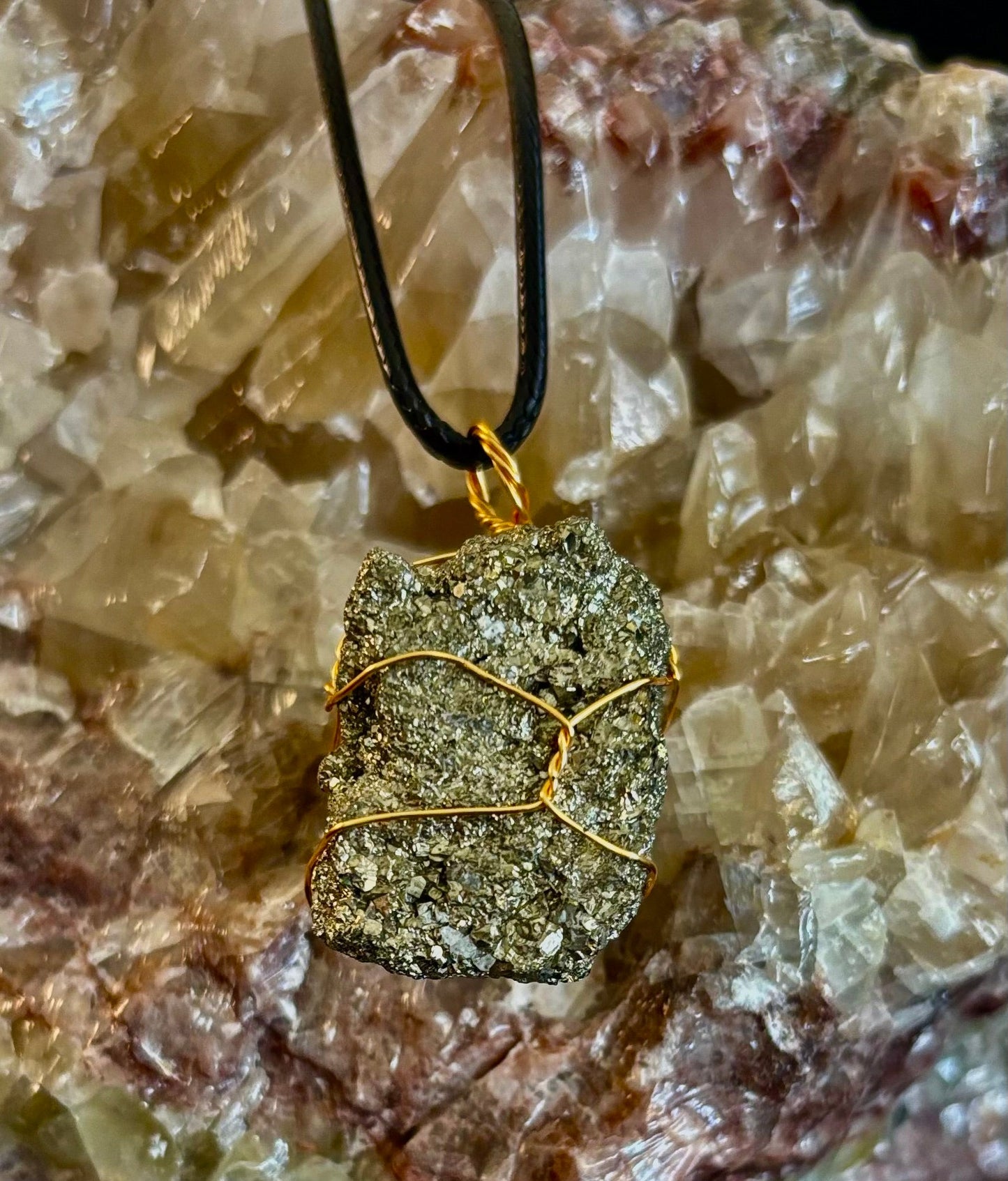 Collar de pirita hecho a mano – Cristal auténtico para la abundancia y la fuerza