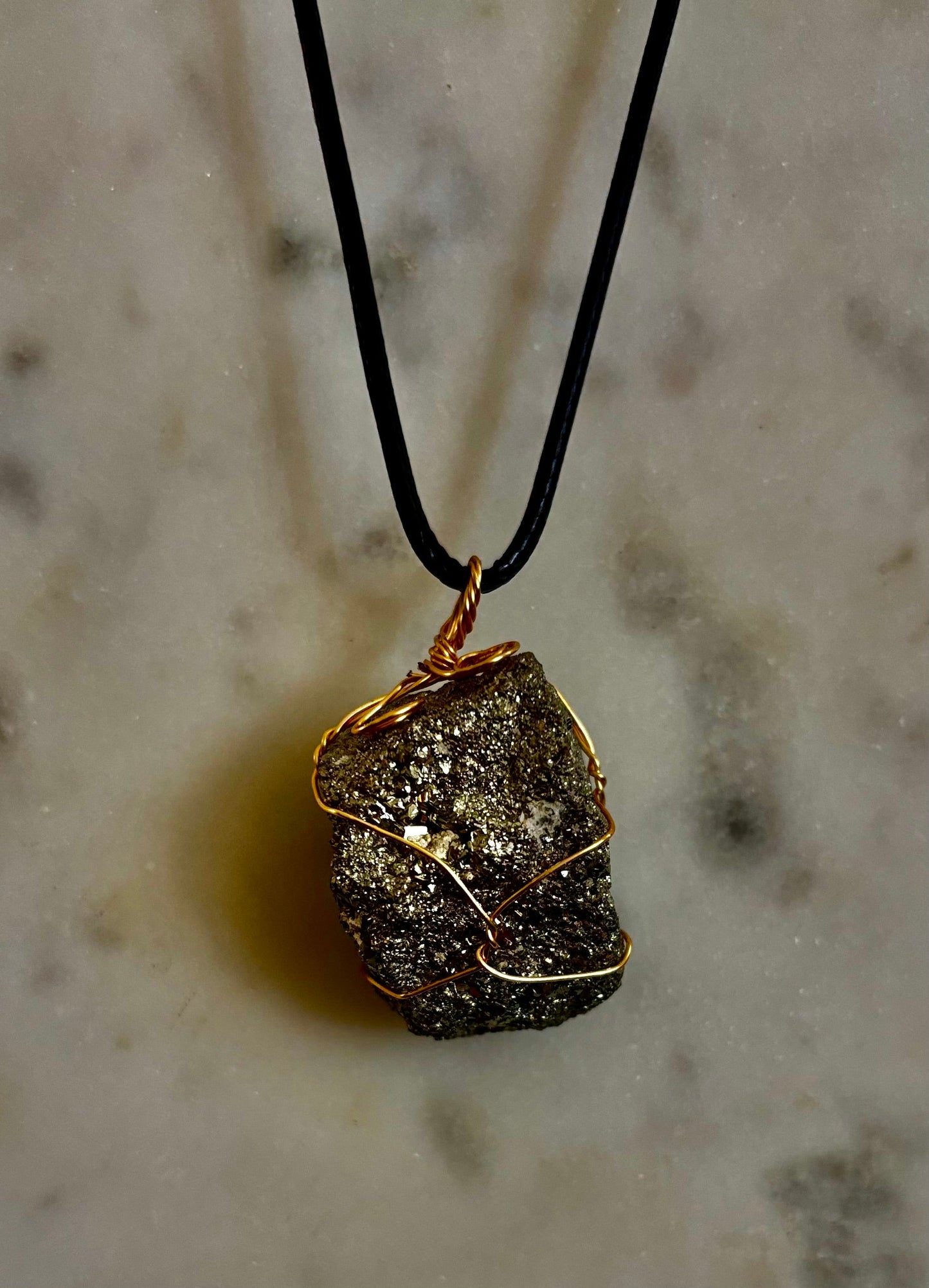 Collar de pirita hecho a mano – Cristal auténtico para la abundancia y la fuerza