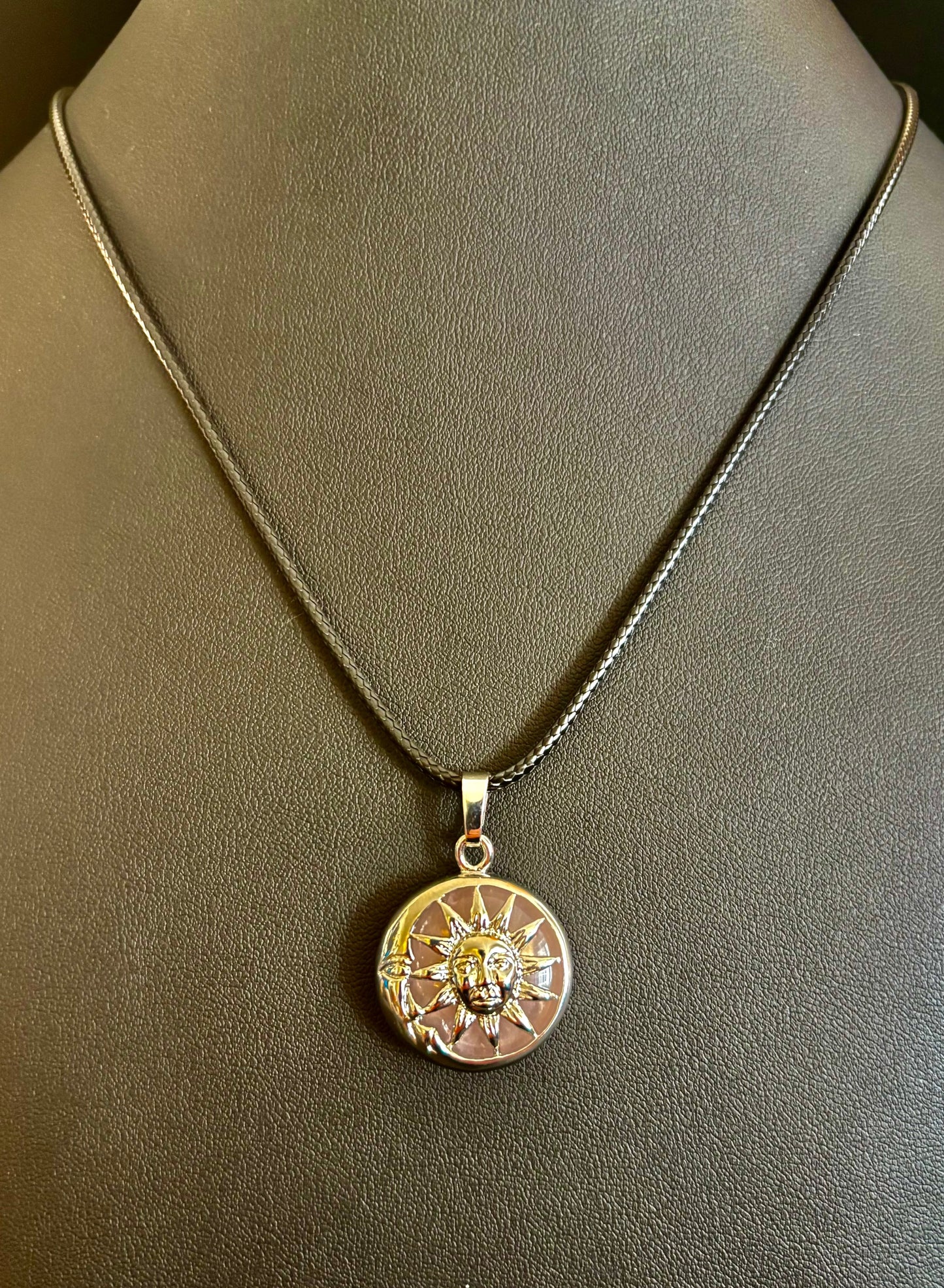 Colgante de cuarzo rosa Sol y Luna | Collar celestial hecho a mano para el amor y la armonía