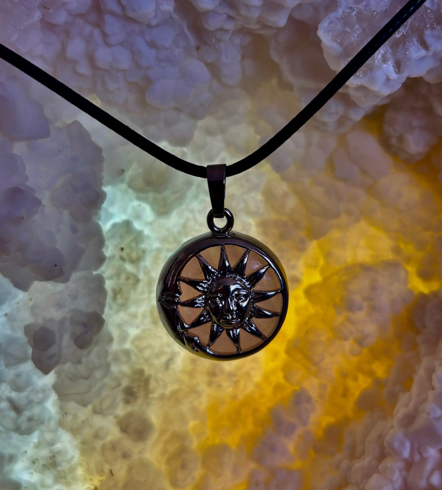Colgante de cuarzo rosa Sol y Luna | Collar celestial hecho a mano para el amor y la armonía