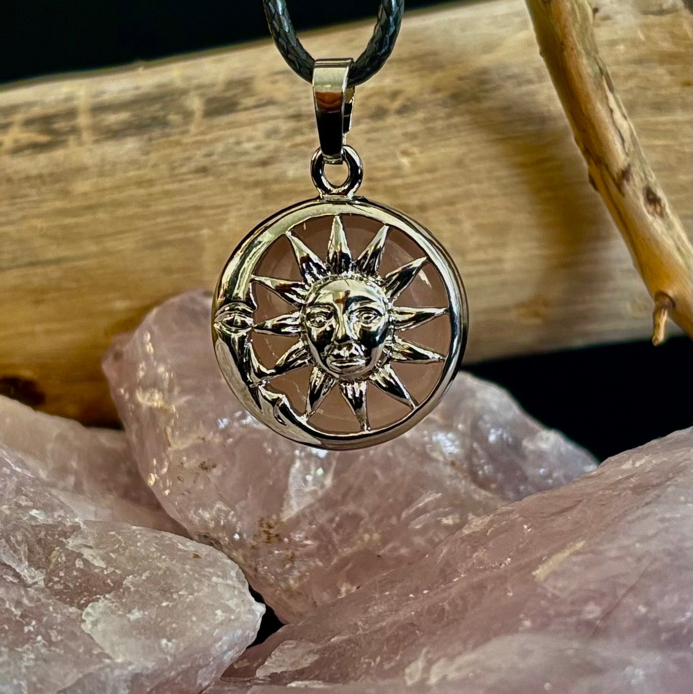 Colgante de cuarzo rosa Sol y Luna | Collar celestial hecho a mano para el amor y la armonía
