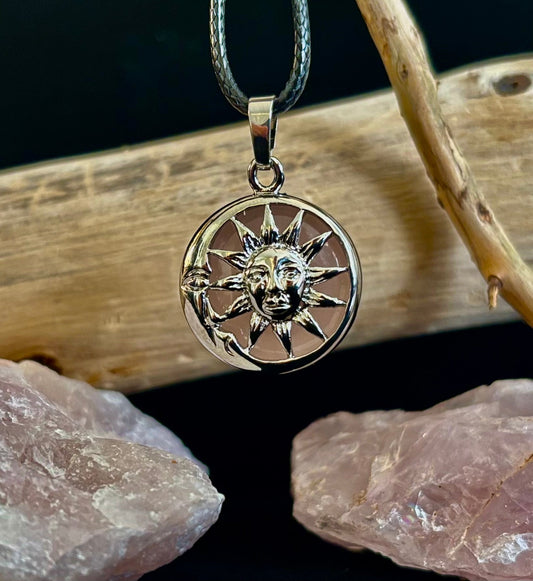 Colgante de cuarzo rosa Sol y Luna | Collar celestial hecho a mano para el amor y la armonía