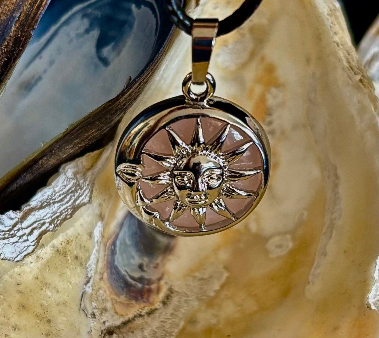 Colgante de cuarzo rosa Sol y Luna | Collar celestial hecho a mano para el amor y la armonía