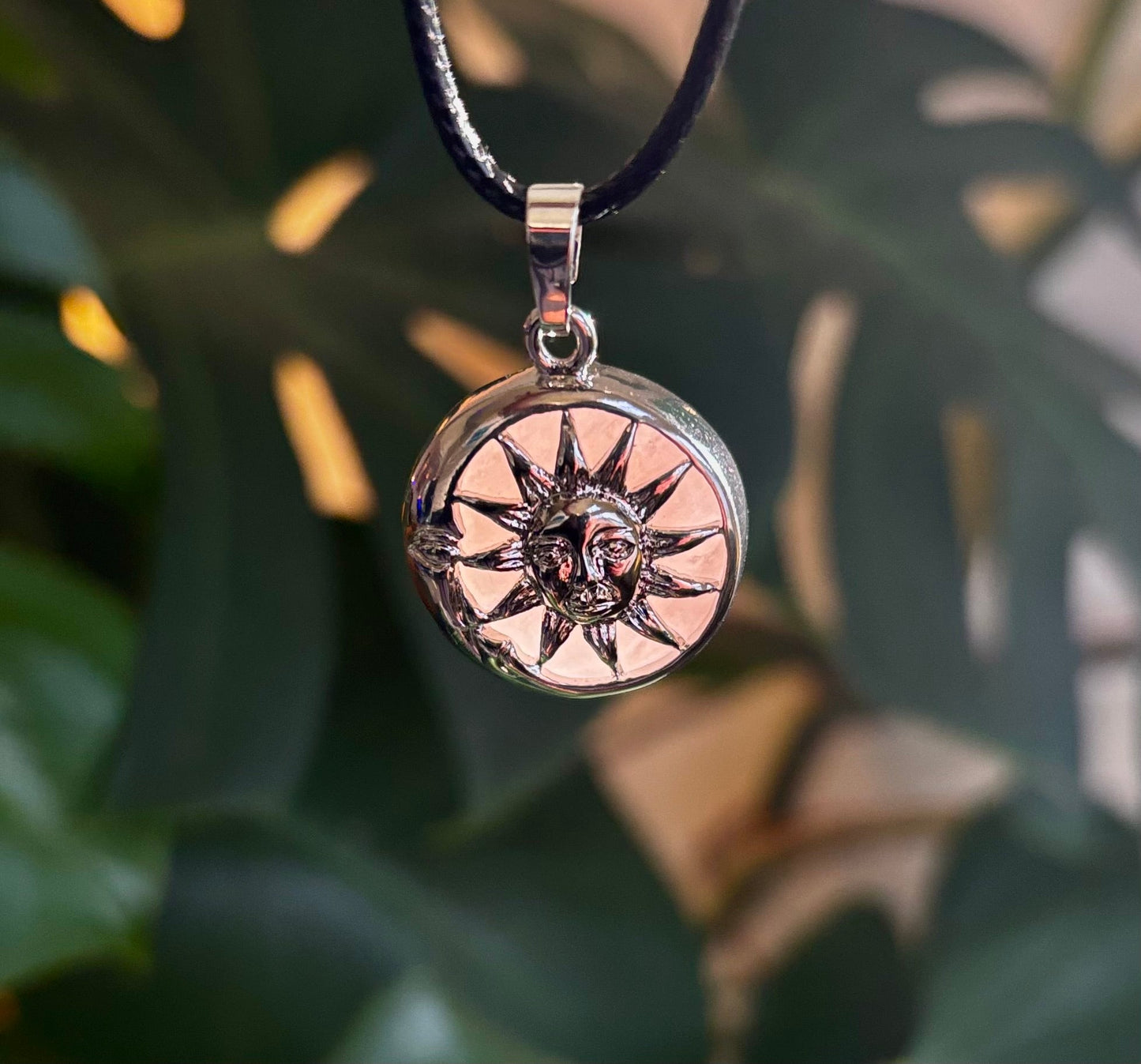 Colgante de cuarzo rosa Sol y Luna | Collar celestial hecho a mano para el amor y la armonía