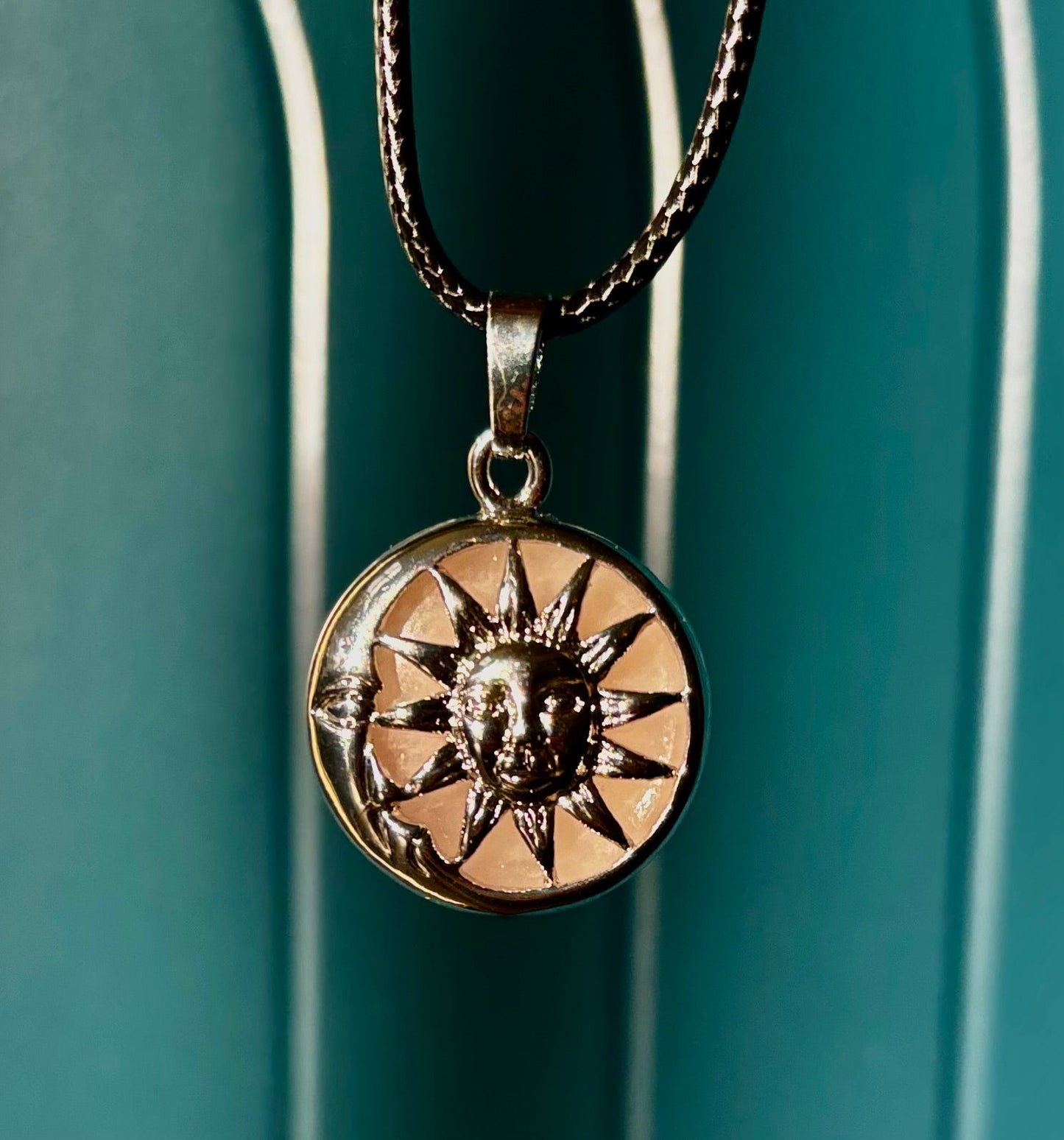 Colgante de cuarzo rosa Sol y Luna | Collar celestial hecho a mano para el amor y la armonía