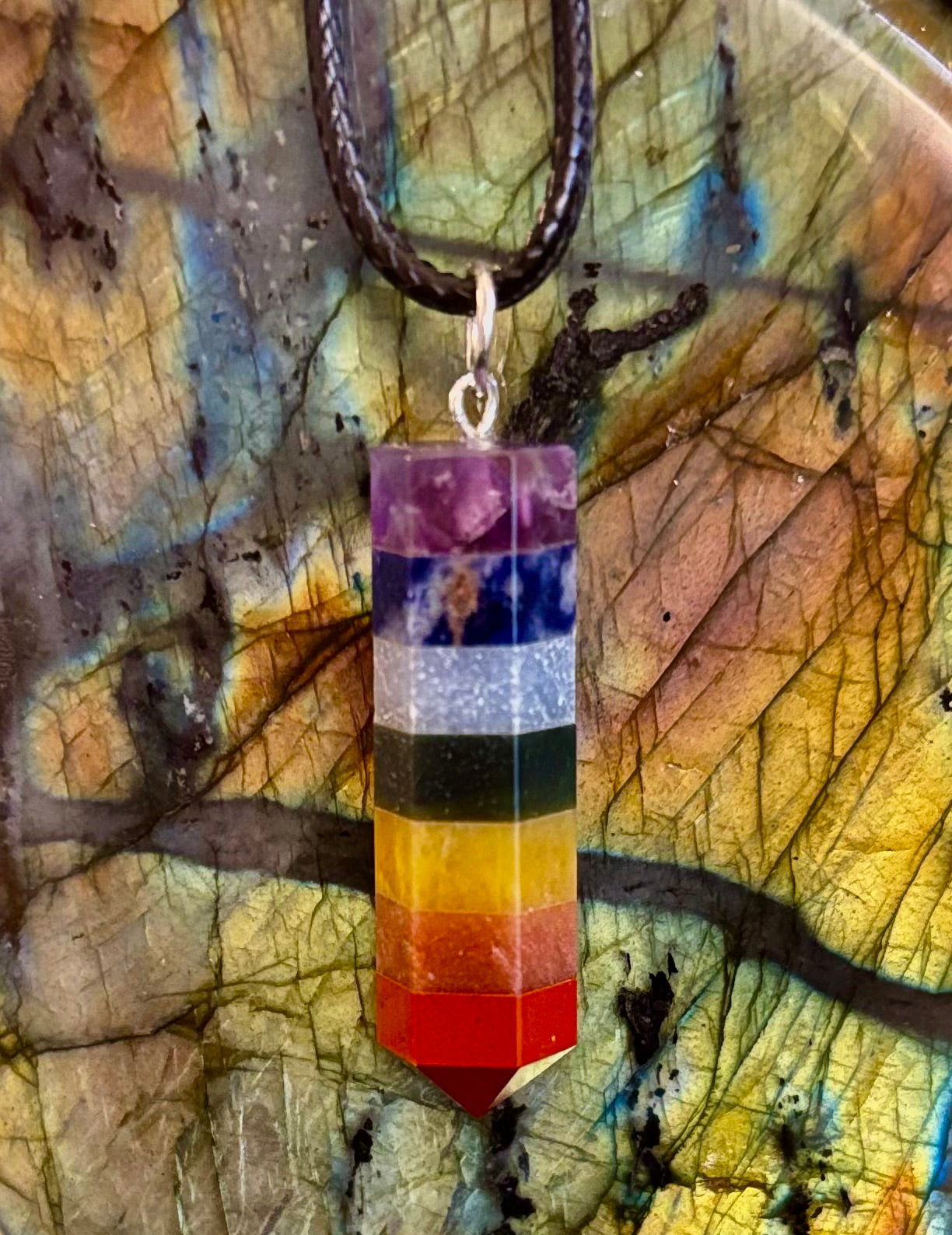 Collar de cristal de chakra – Colgante curativo de 7 capas en cadena y cordón (piedra de 2,5 cm)
