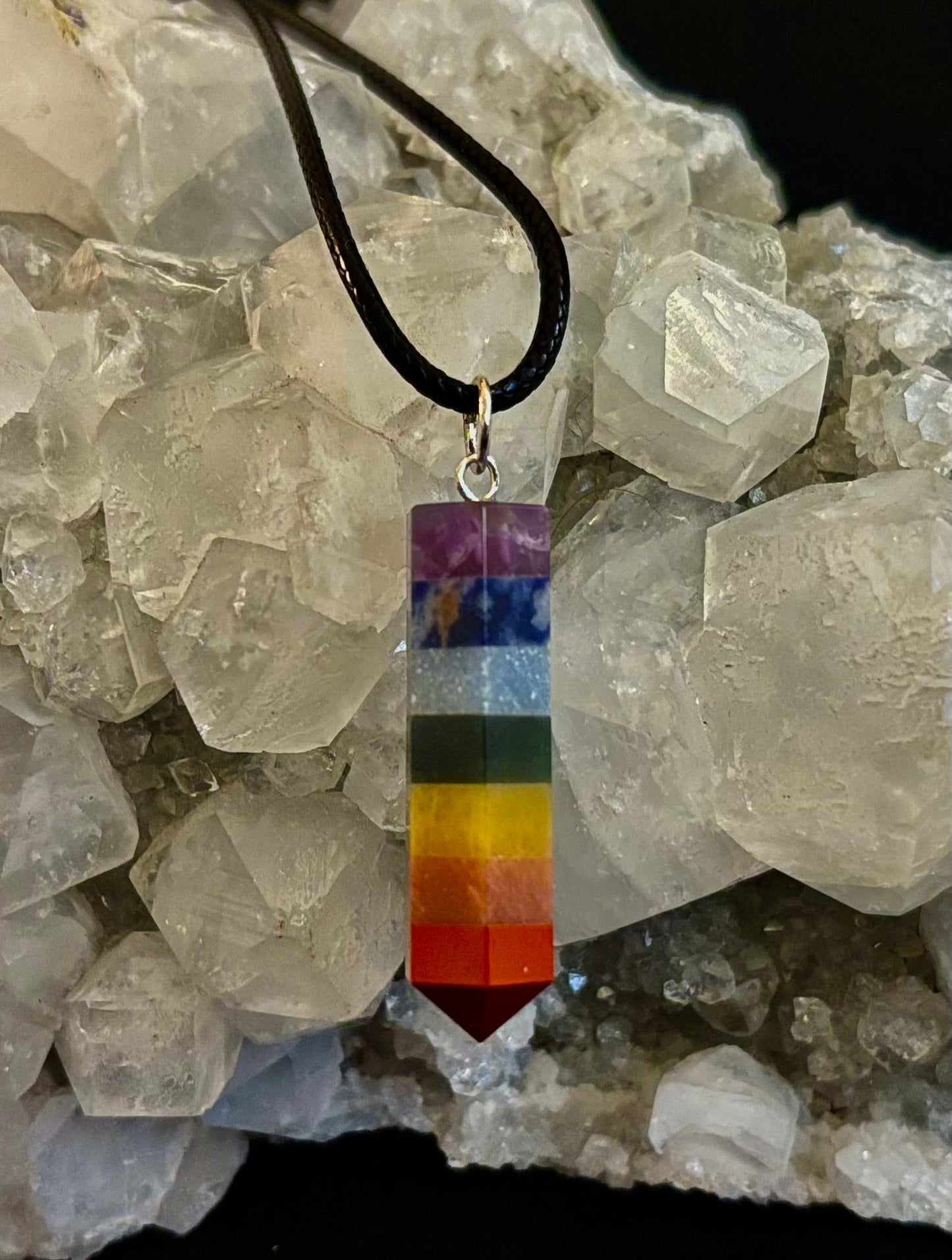 Collar de cristal de chakra – Colgante curativo de 7 capas en cadena y cordón (piedra de 2,5 cm)