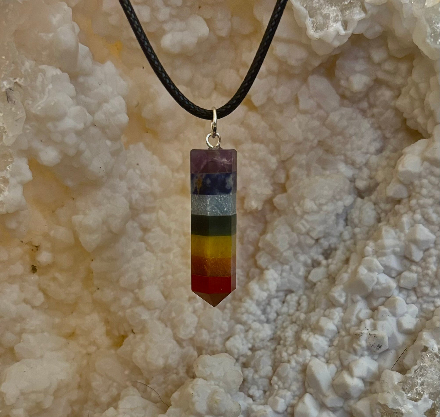 Collar de cristal de chakra – Colgante curativo de 7 capas en cadena y cordón (piedra de 2,5 cm)