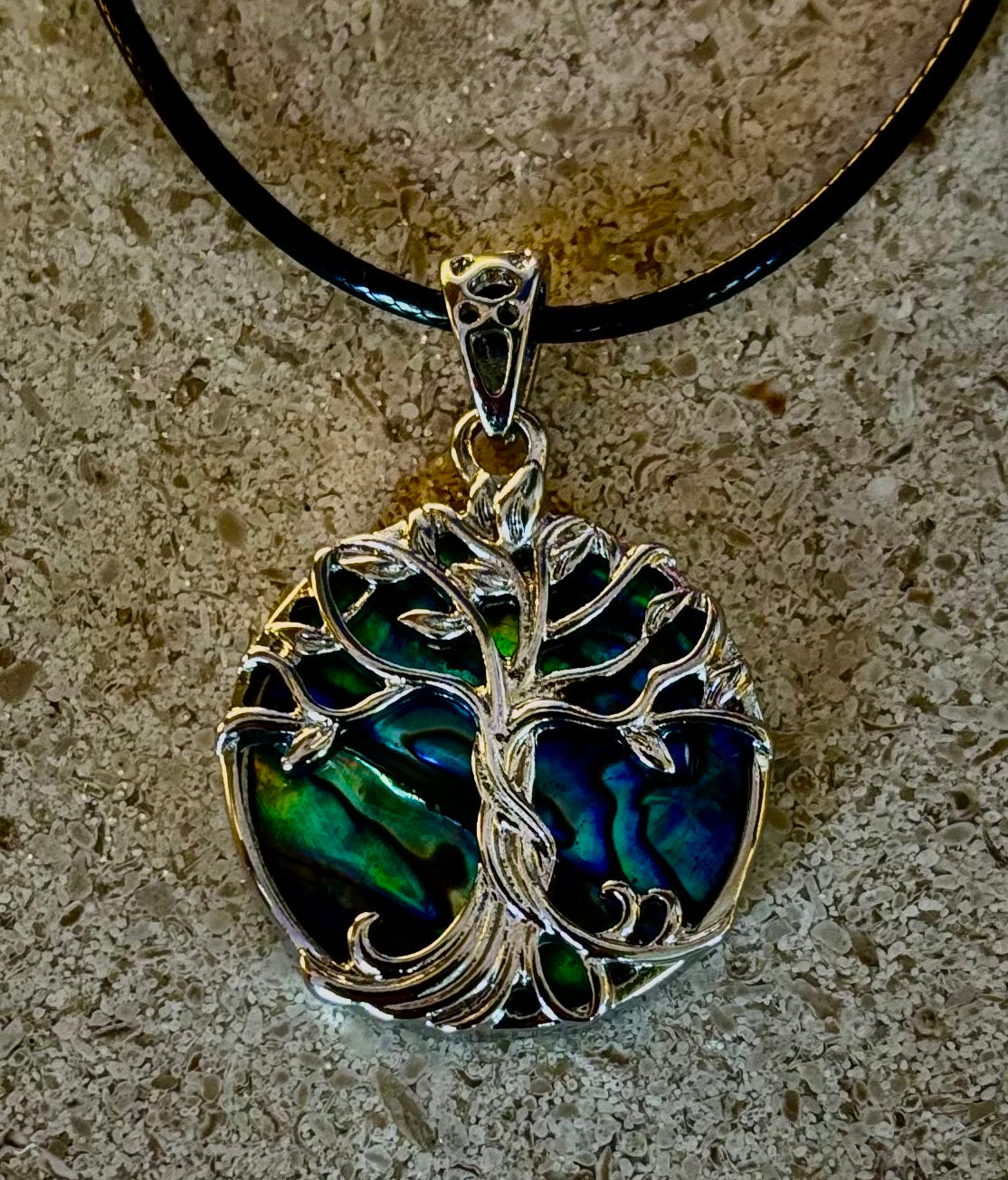 Collar con Colgante de Abalón Árbol de la Vida | Cadena de Cuerda de 23” | Símbolo de Crecimiento, Fuerza y Armonía
