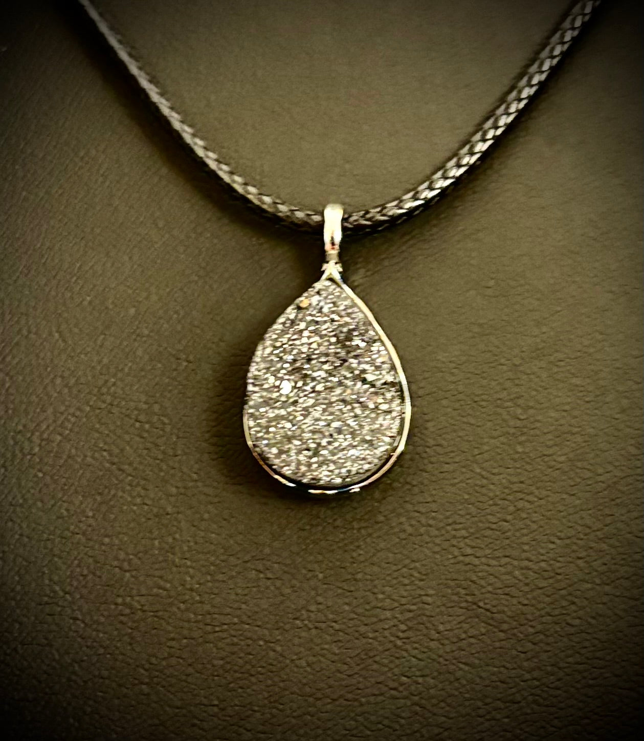 Collar con colgante de lágrima drusa plateada | Dije pequeño en forma de pera de 18 mm en cordón de 23”