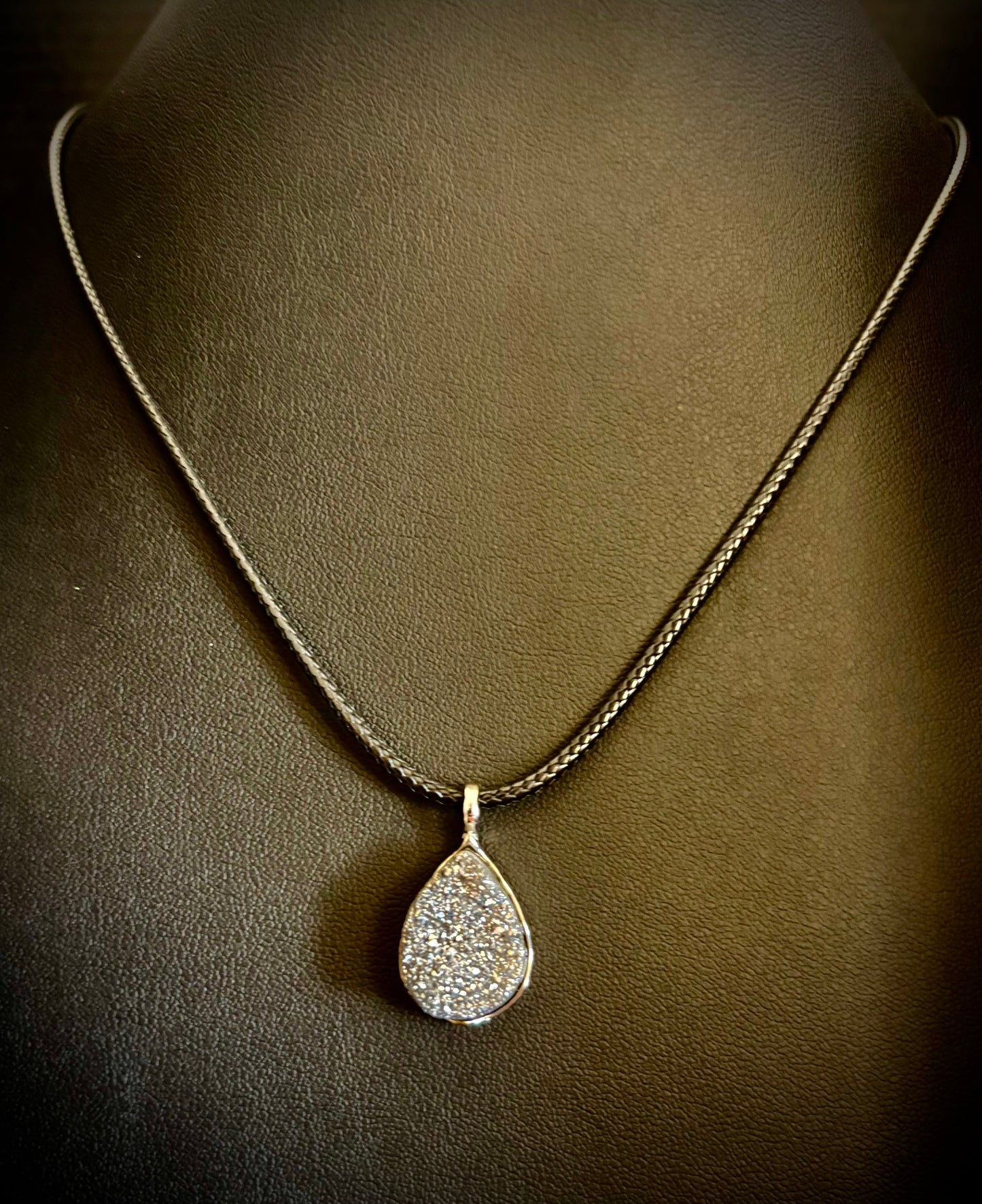 Collar con colgante de lágrima drusa plateada | Dije pequeño en forma de pera de 18 mm en cordón de 23”