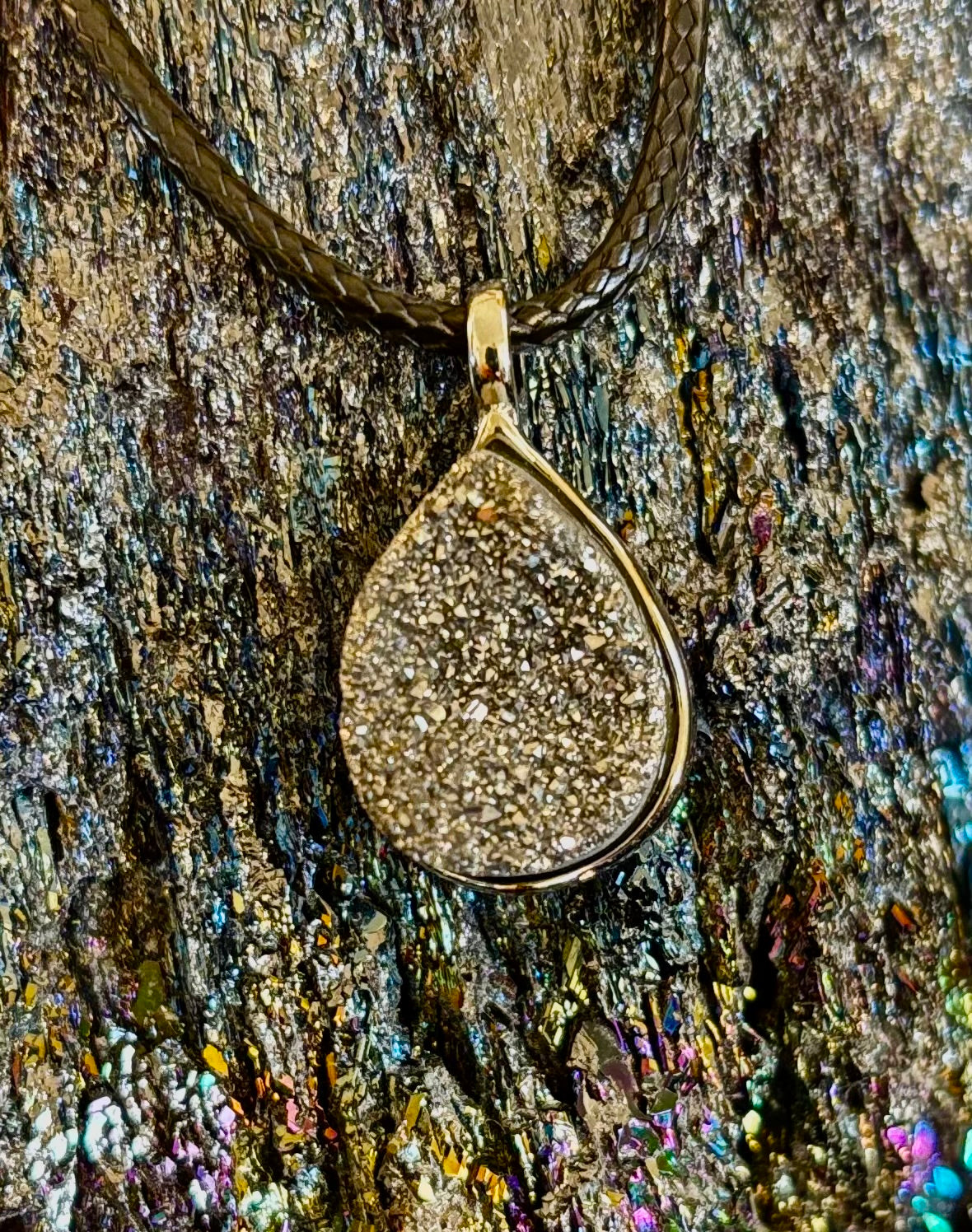 Collar con colgante de lágrima drusa plateada | Dije pequeño en forma de pera de 18 mm en cordón de 23”