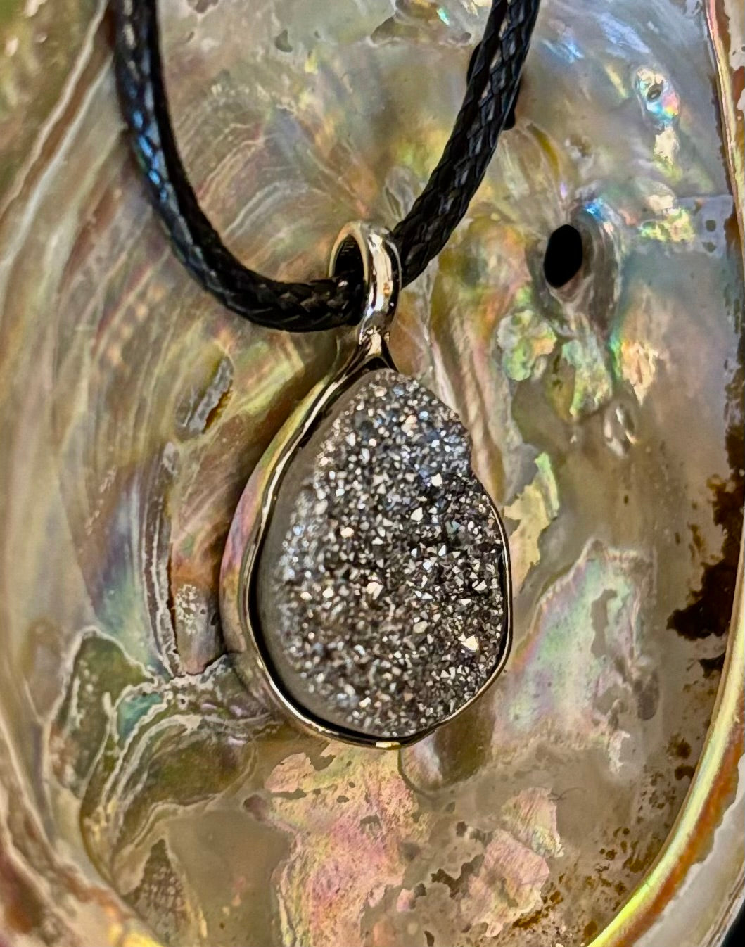 Collar con colgante de lágrima drusa plateada | Dije pequeño en forma de pera de 18 mm en cordón de 23”