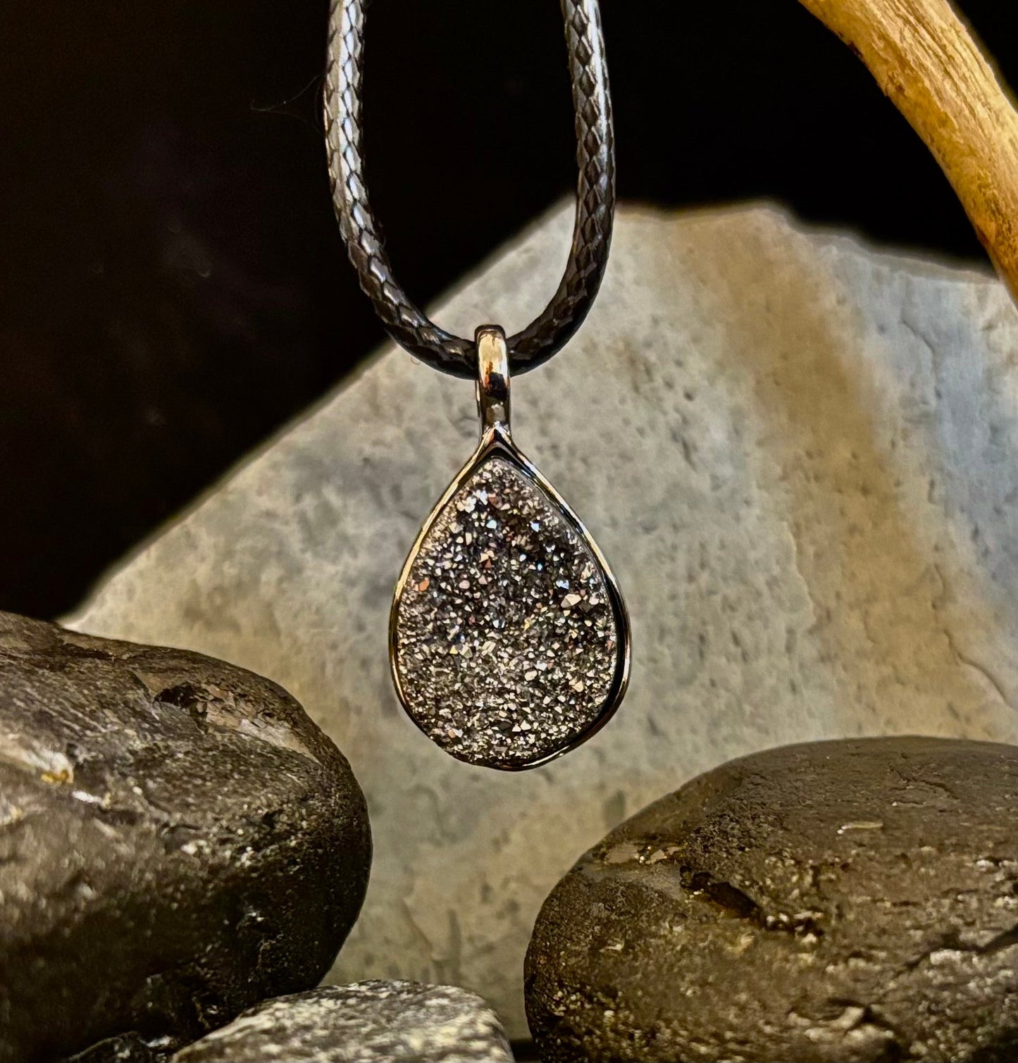 Collar con colgante de lágrima drusa plateada | Dije pequeño en forma de pera de 18 mm en cordón de 23”